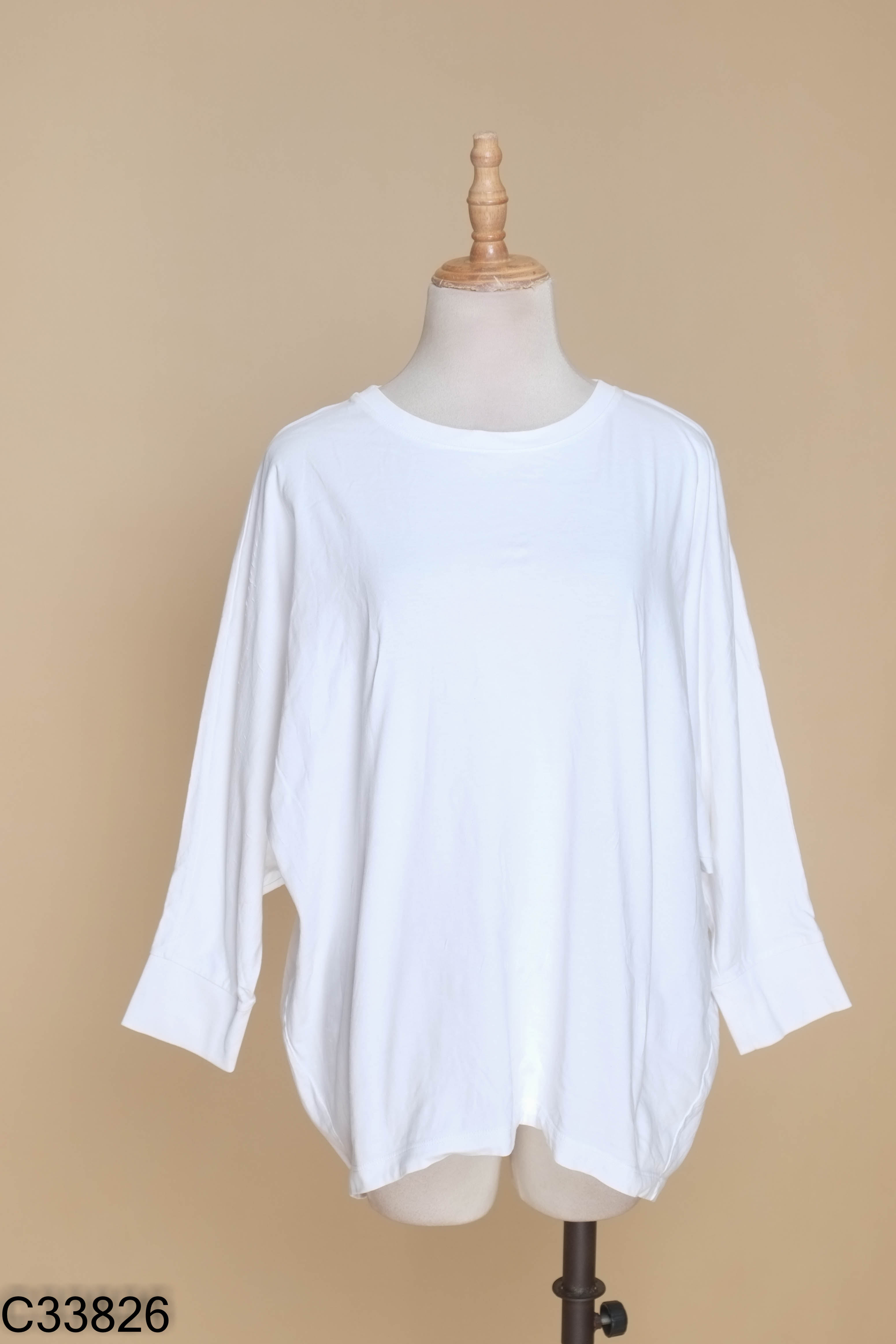Áo UNIQLO trắng tay dơi