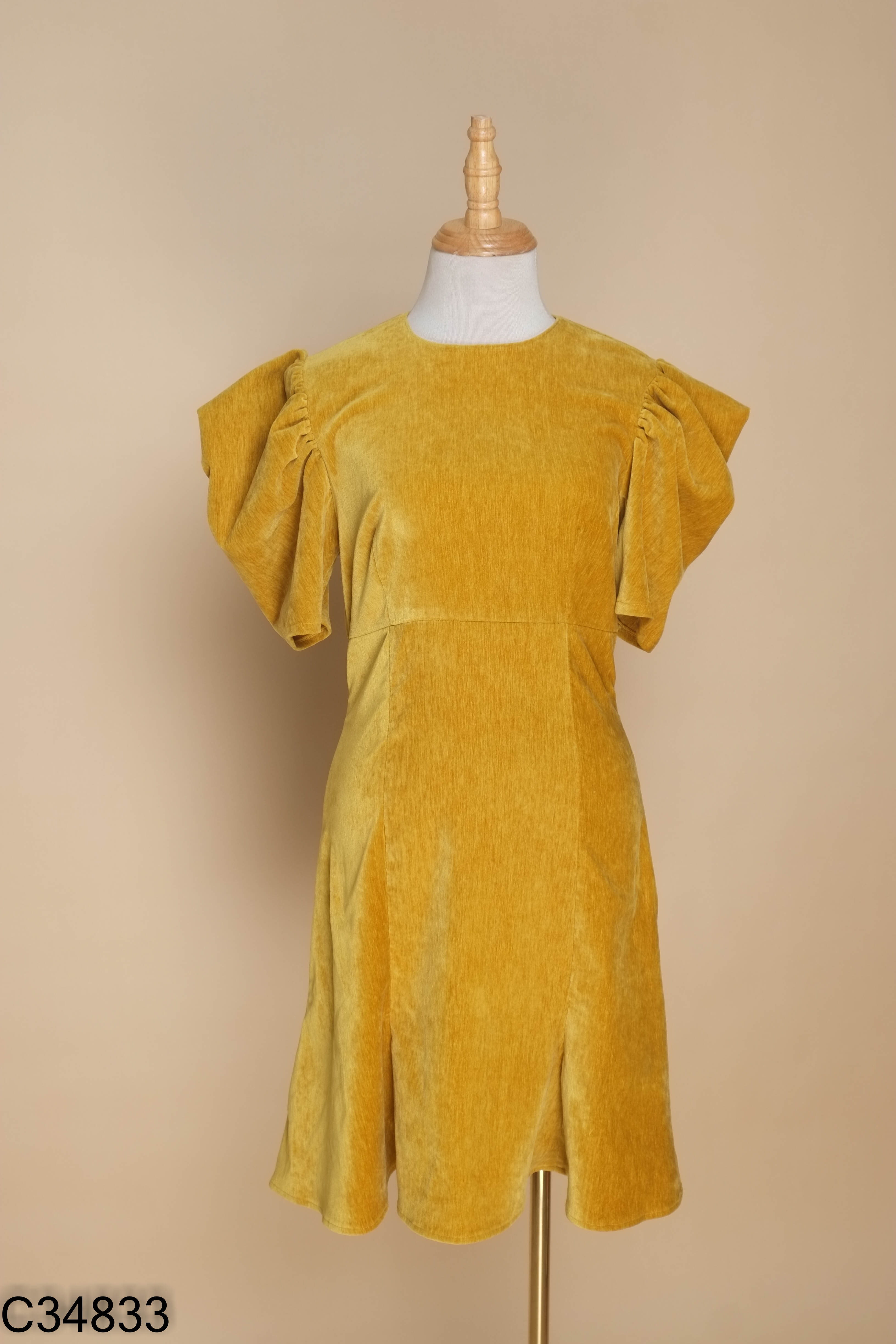 Váy vàng EVERLUXE nhung tay bồng