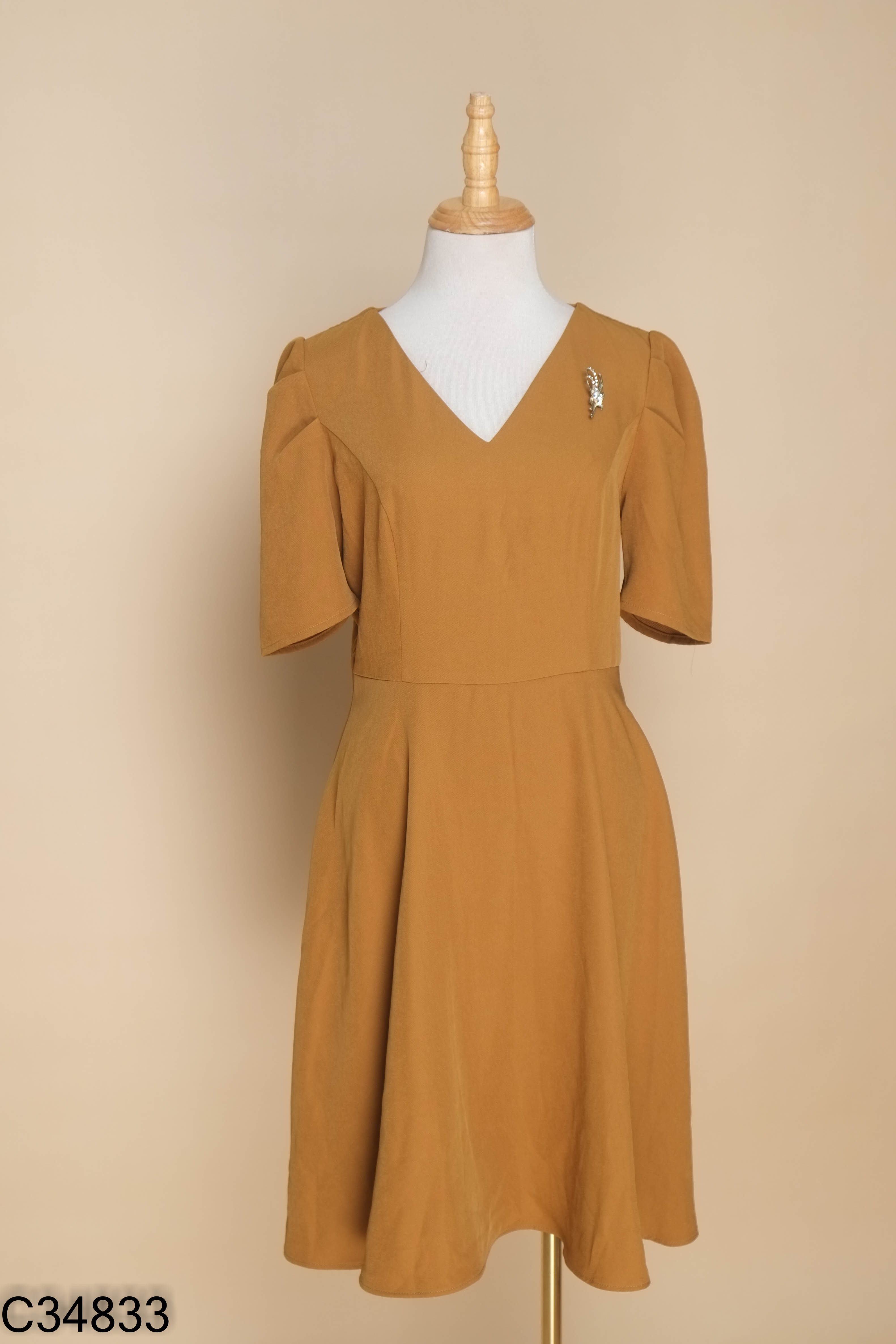Váy nâu cổ V đính charm
