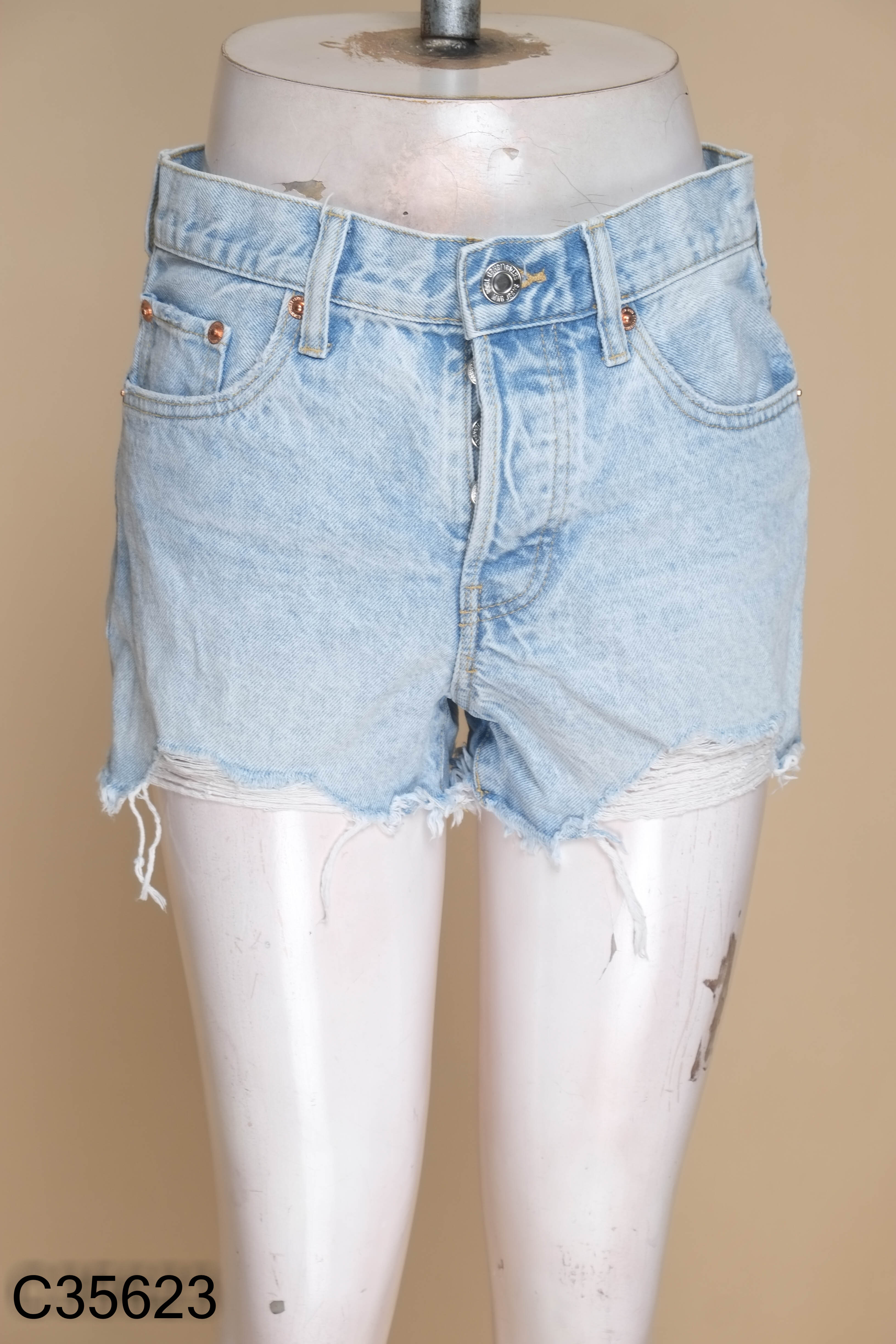 Quần short jeans xanh MNG tua rua