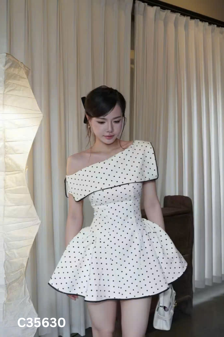 Váy be chấm bi trễ vai
