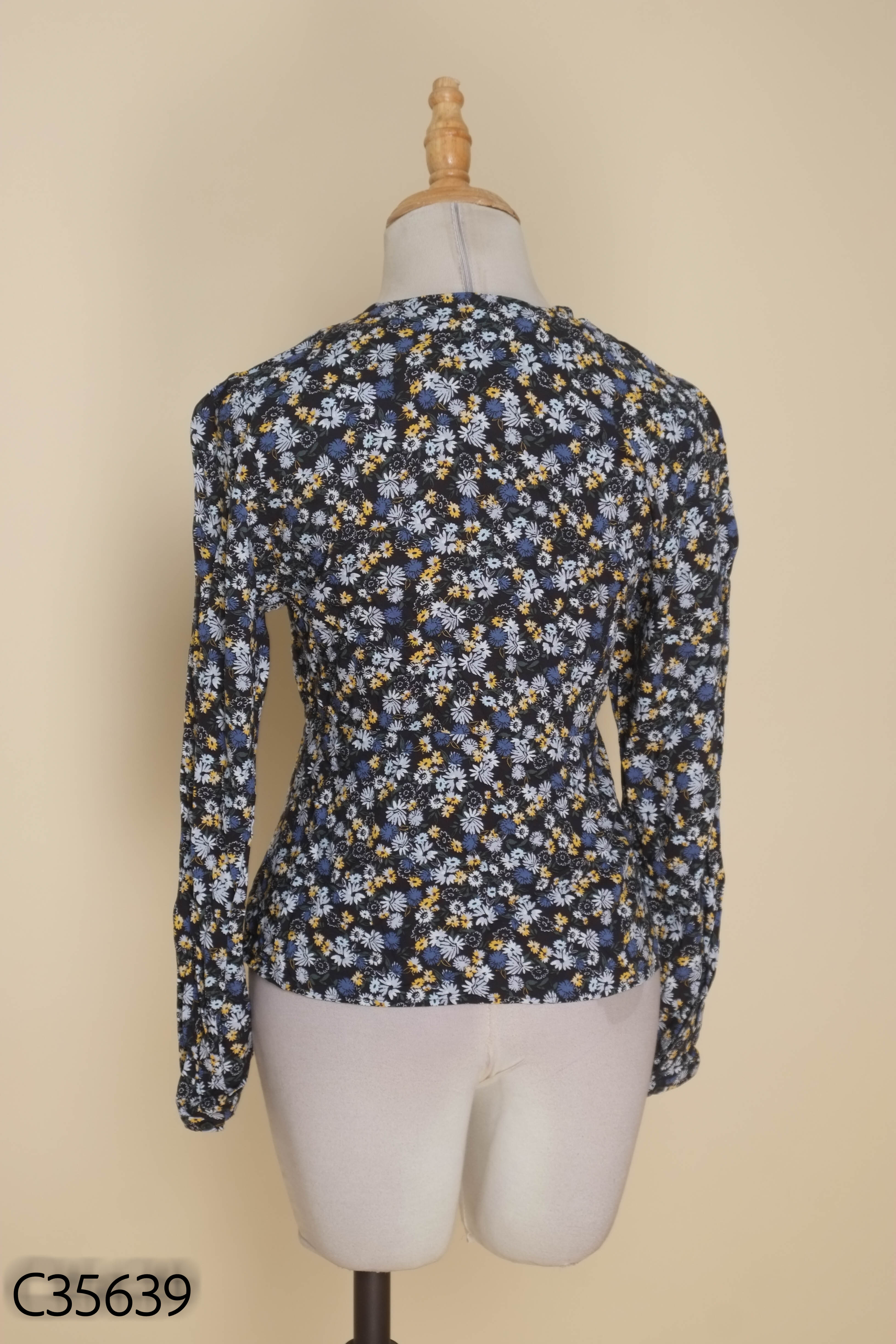 Áo đen hoa UNIQLO cổ tim
