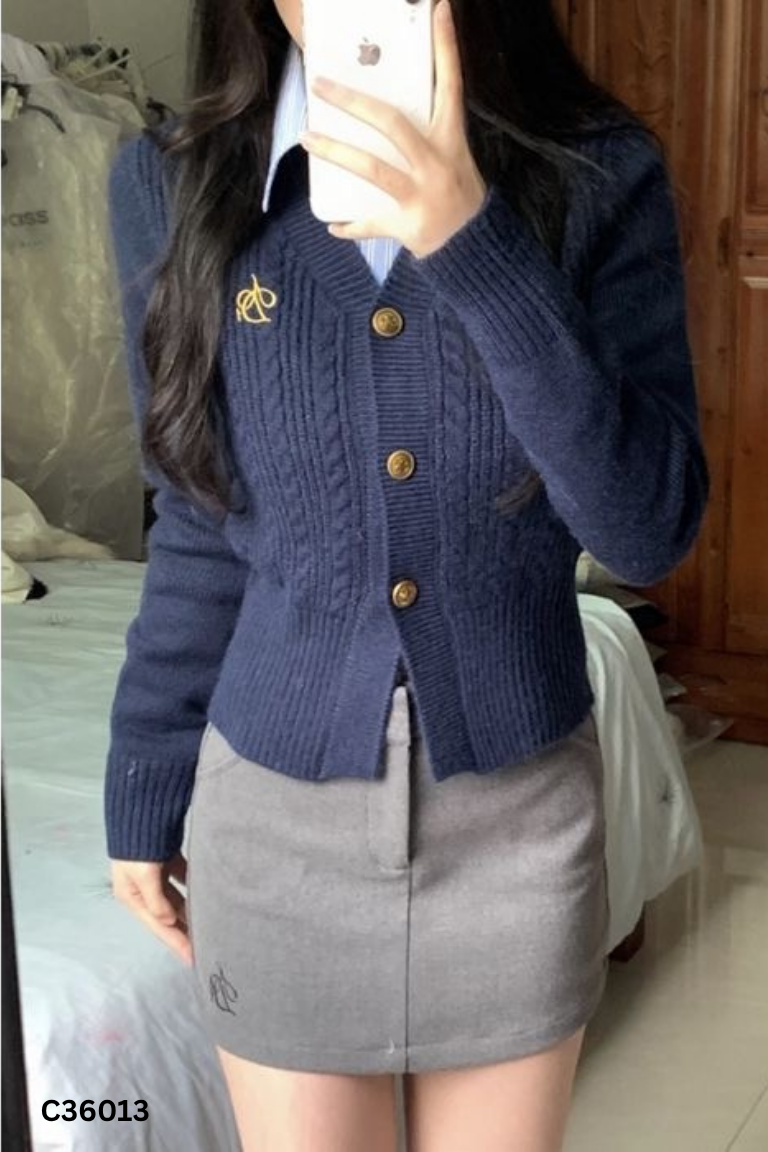 Áo len xanh than phối cúc vàng