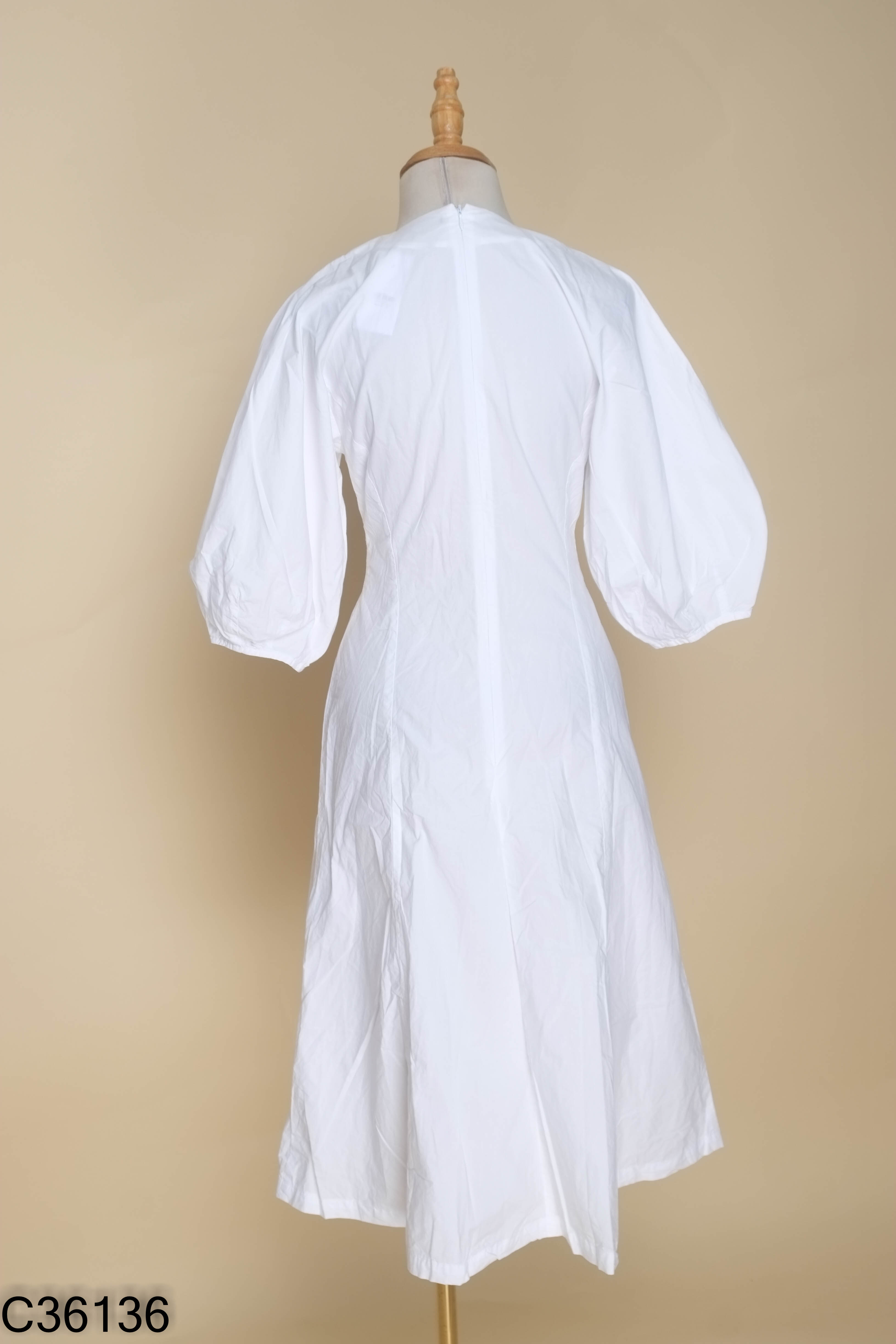 Váy trắng cổ tàu khóa kéo