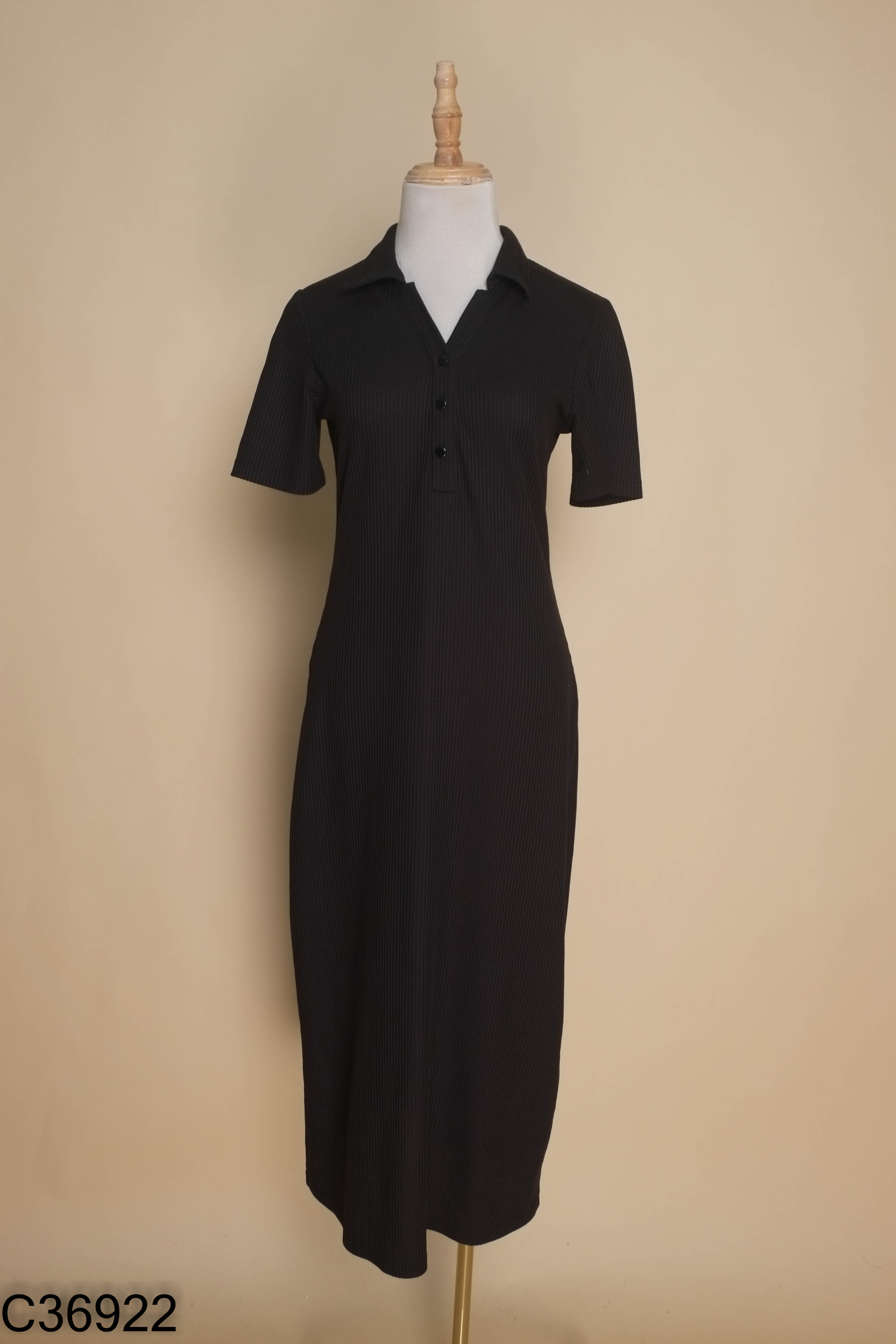 Váy MONO TALK đen cổ polo
