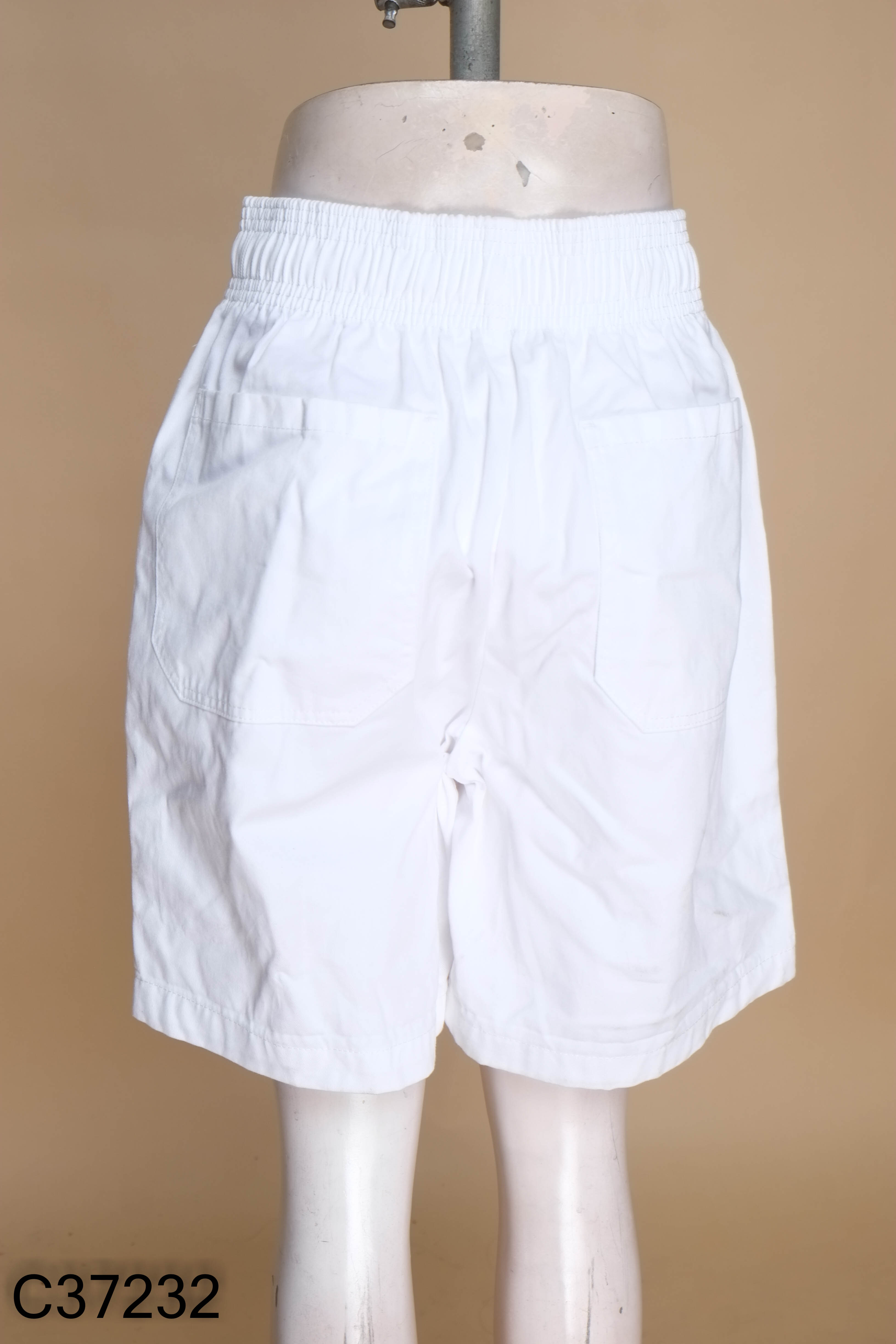 Quần short GU trắng