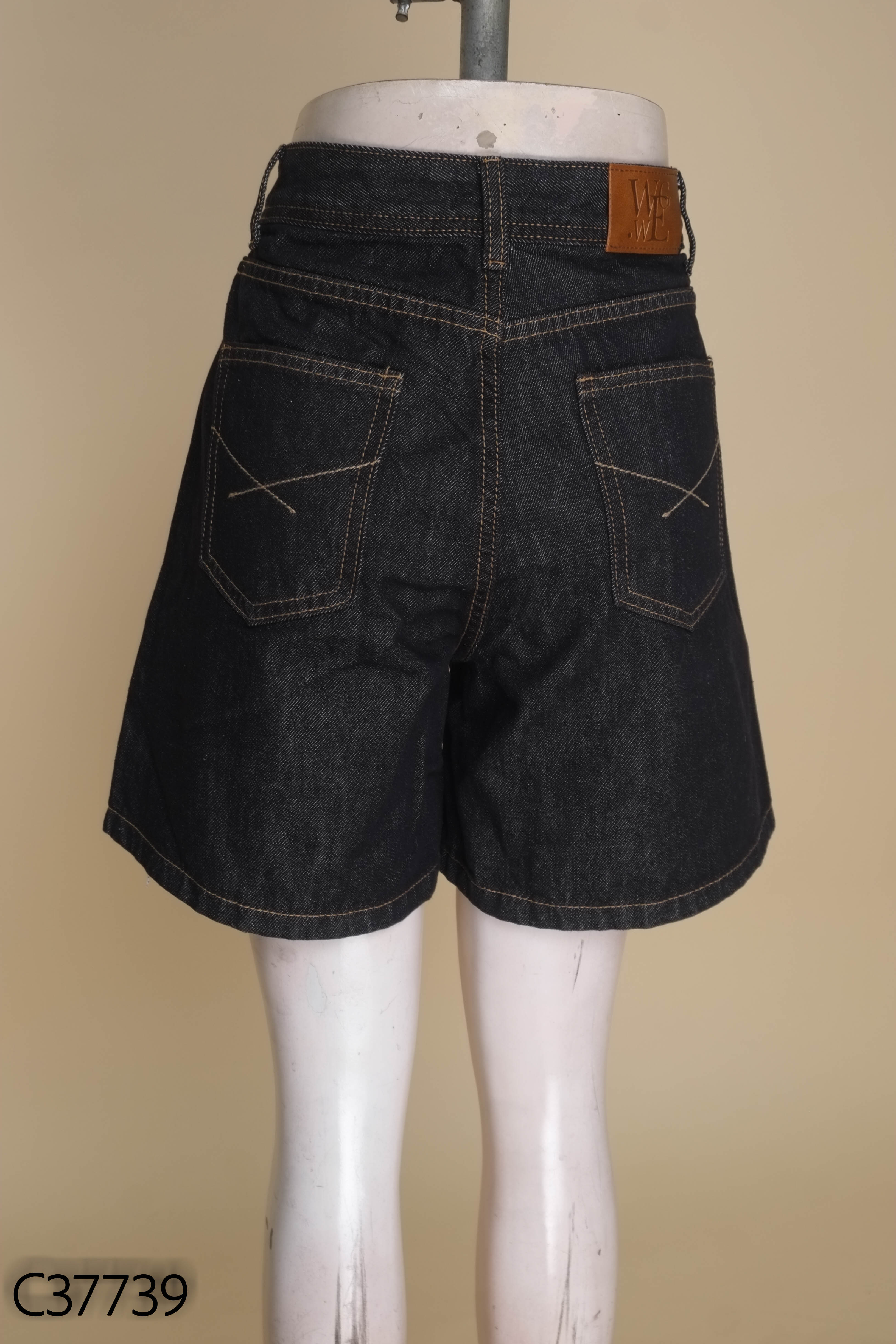 Quần short jean xanh chỉ vàng