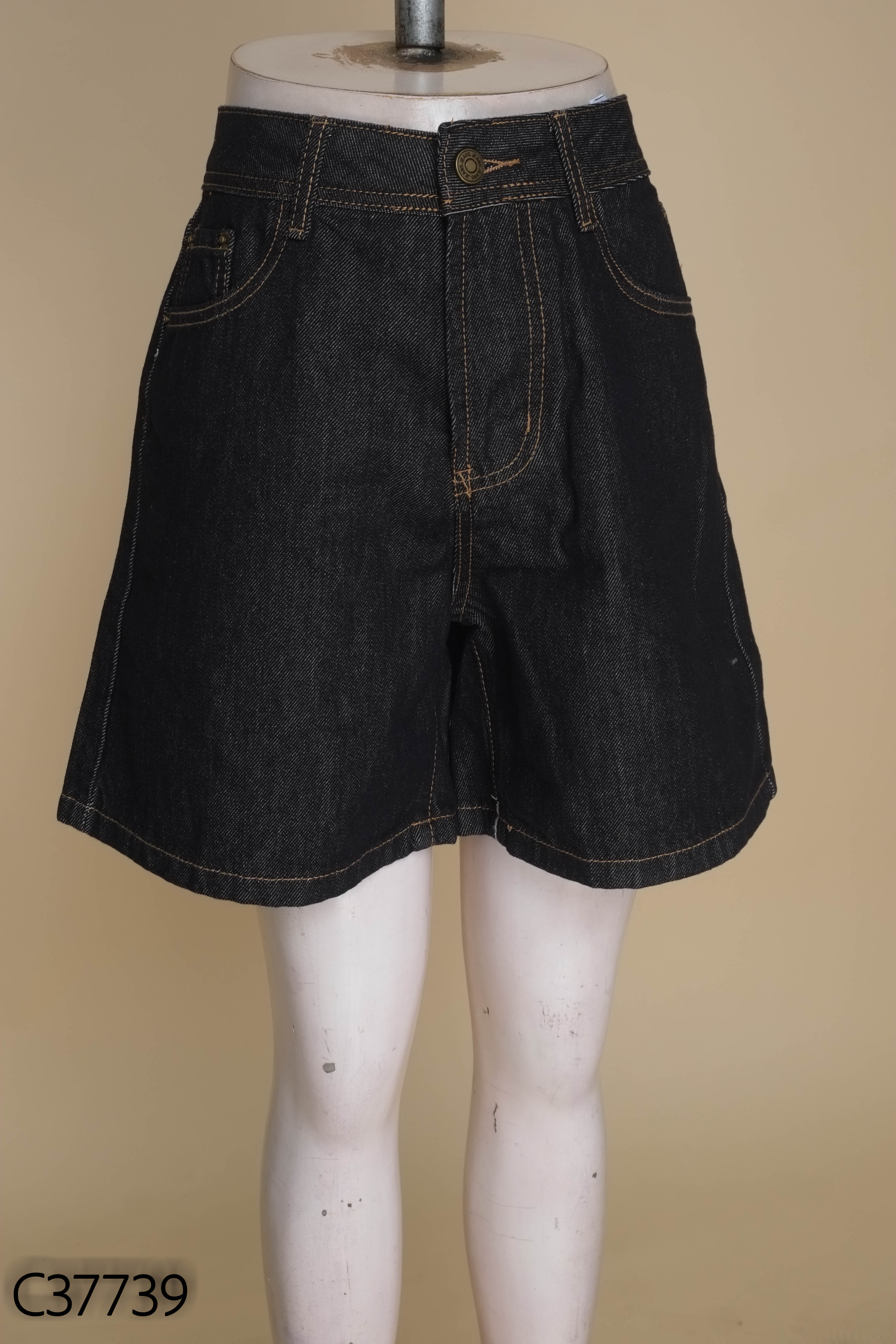 Quần short jean xanh chỉ vàng