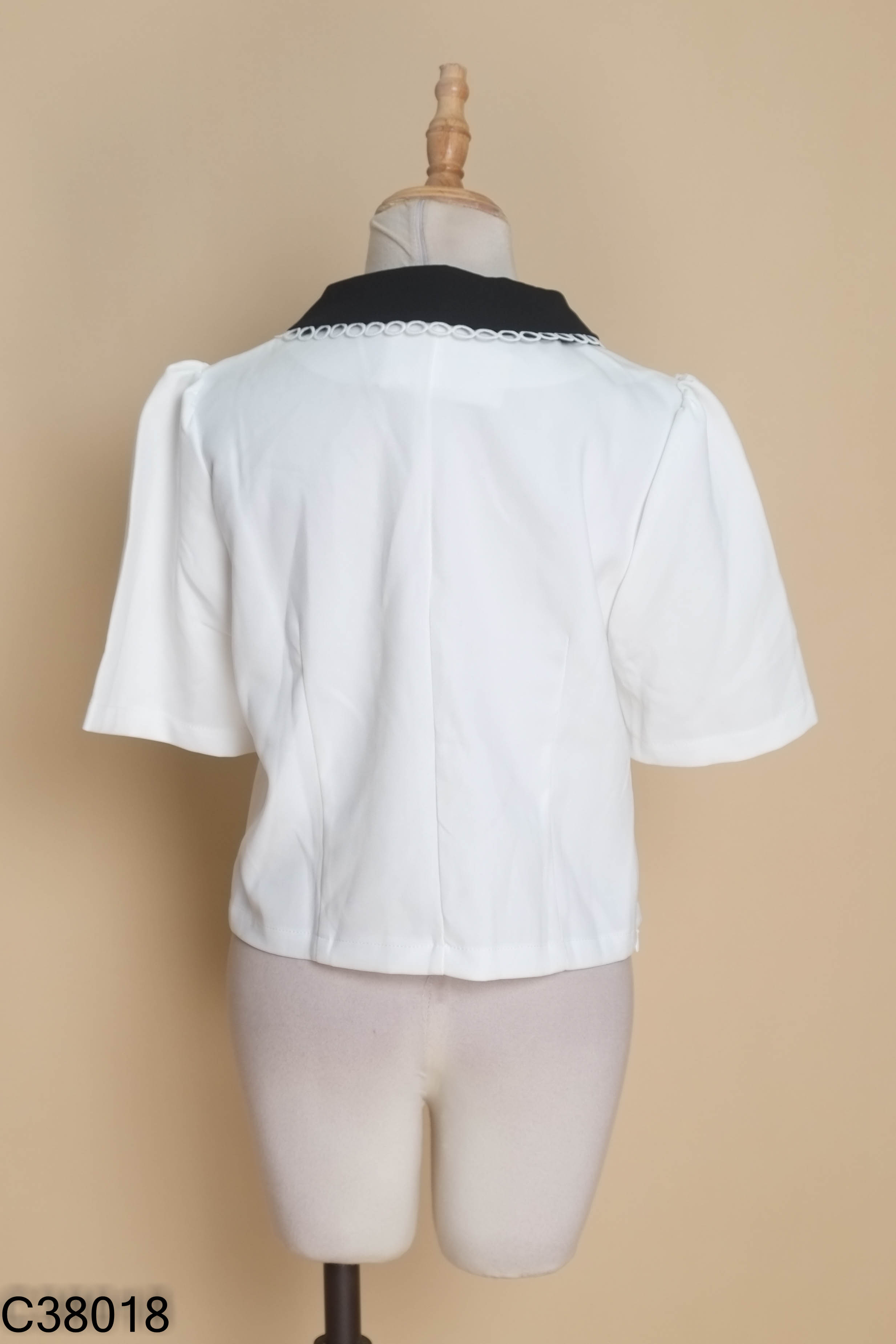 Áo trắng cổ đen phối cúc ngọc
