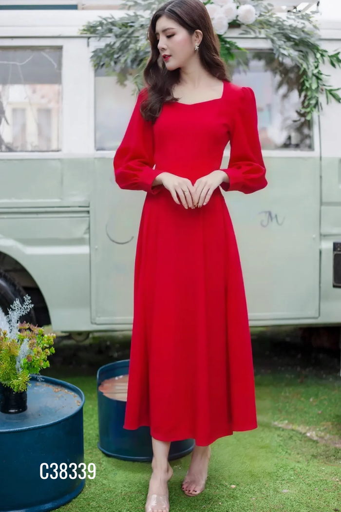 Váy đỏ trơn dài tay cổ vuông