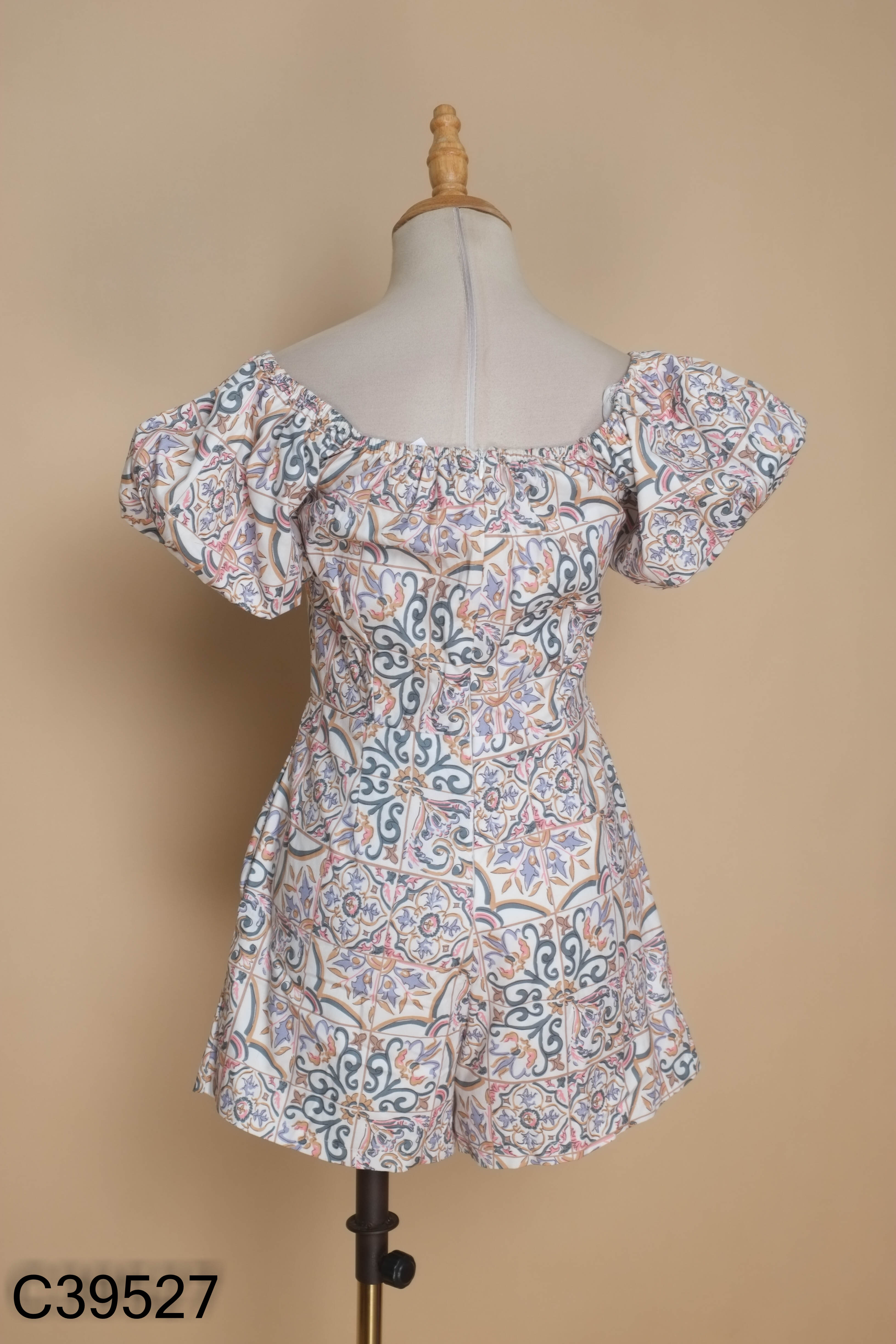 Jumpsuits trắng họa tiết tay phồng