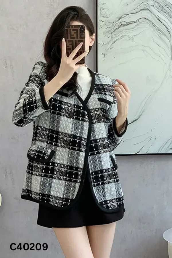 Áo khoác dạ đen kẻ trắng