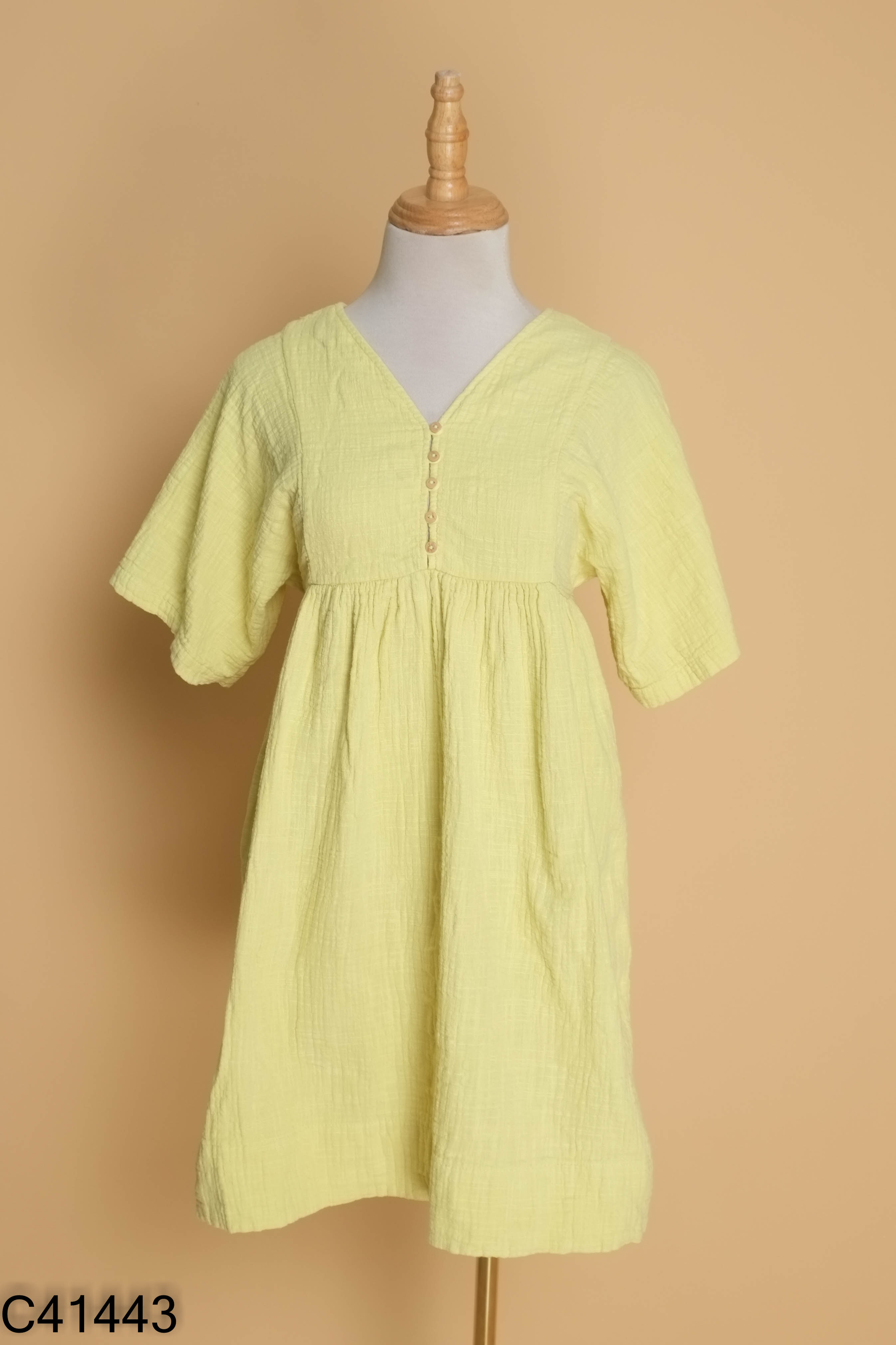 Váy KIDS vàng cổ V