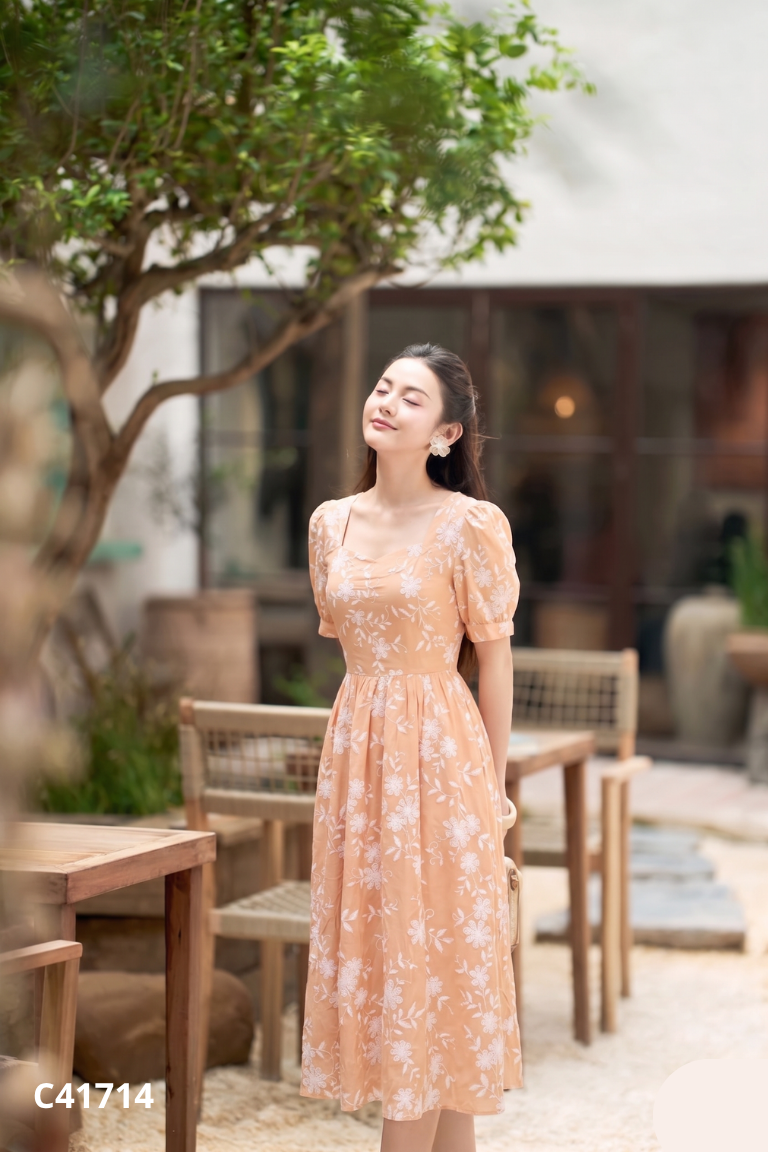 Váy nâu hoa trắng hở lưng