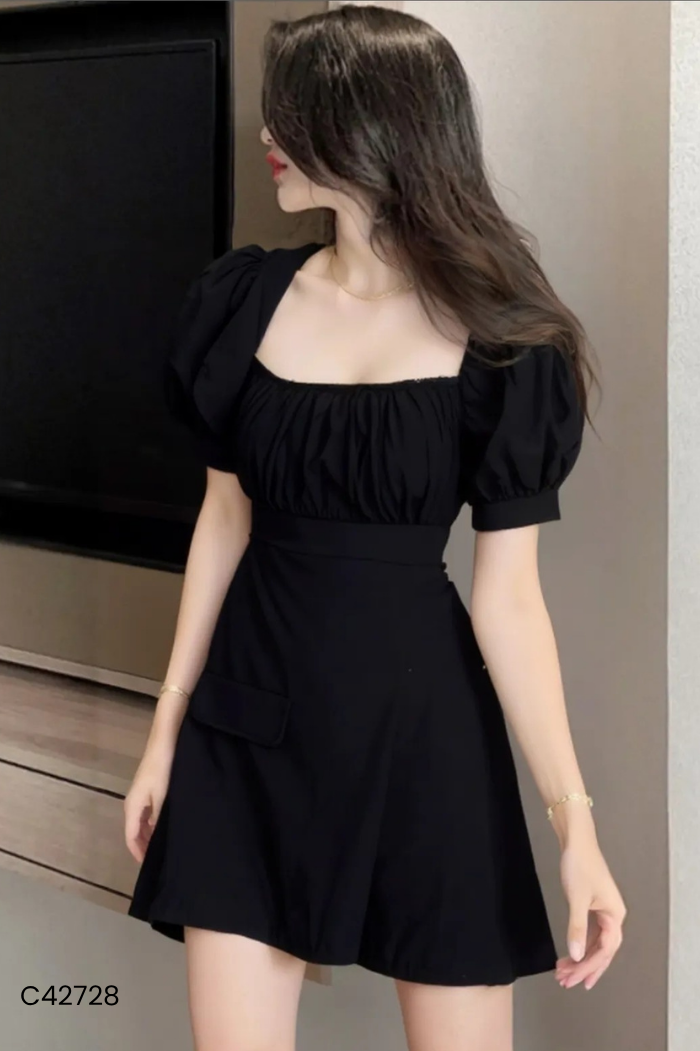 Váy đũi đen cổ vuông