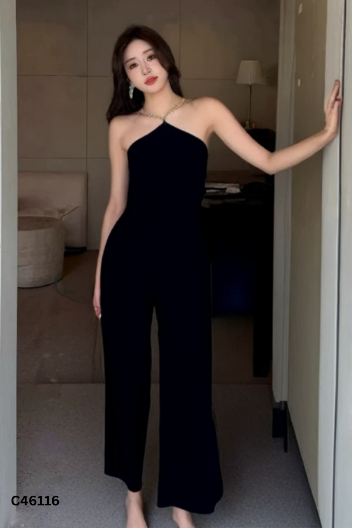 Jumpsuit đen cổ yếm phối xích vàng