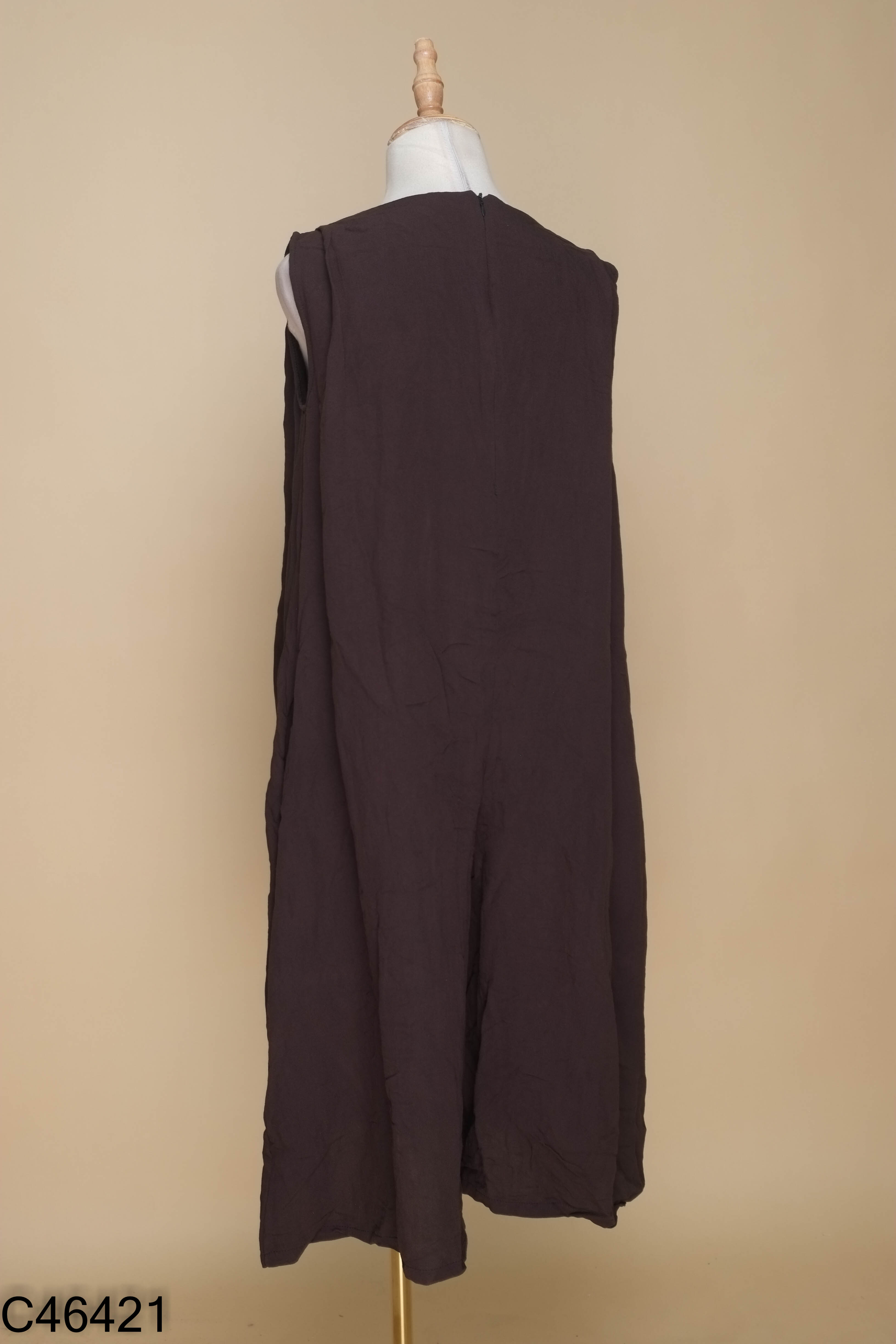 Jumpsuit đen sát nách trơn suông