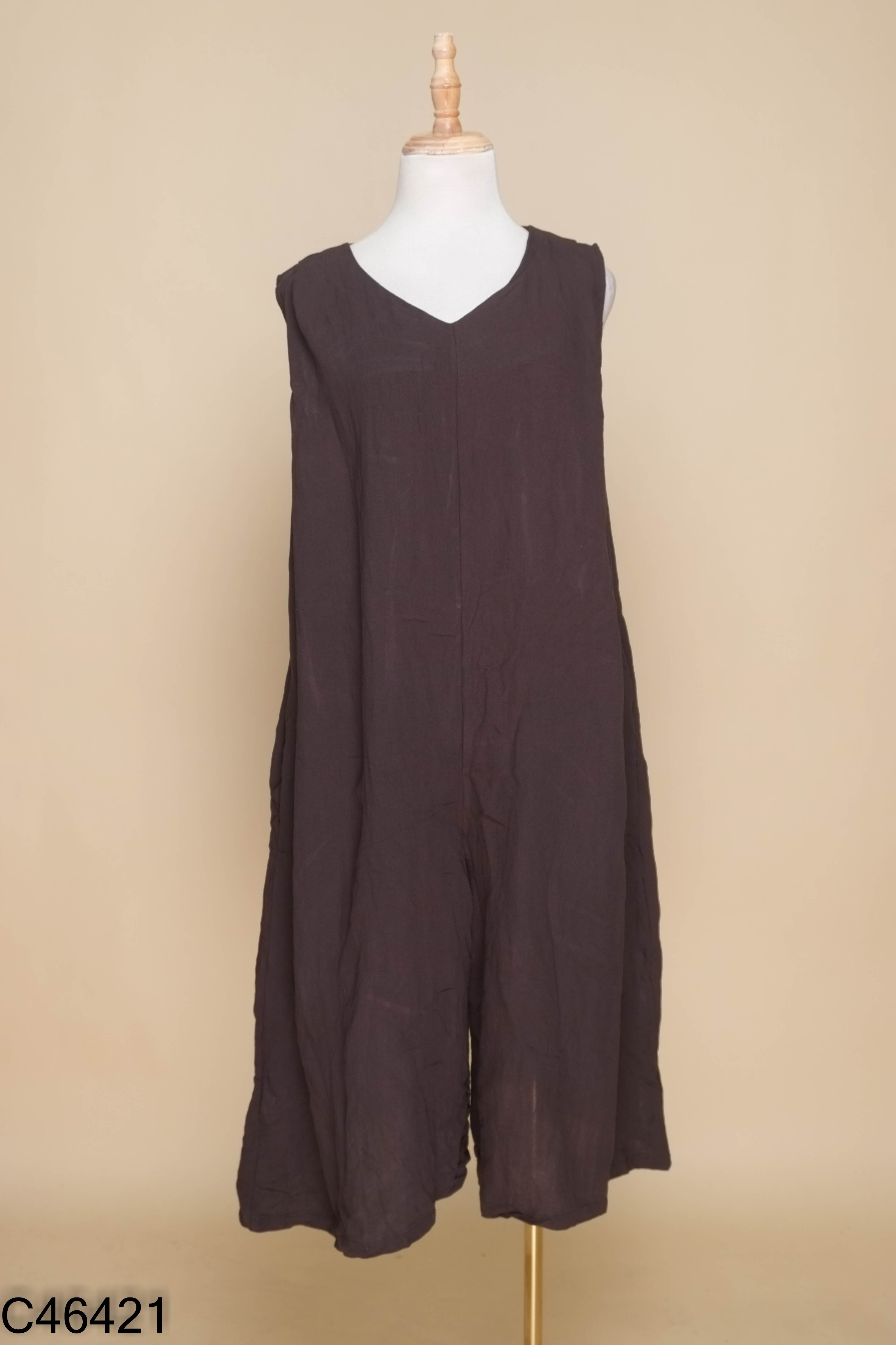 Jumpsuit đen sát nách trơn suông