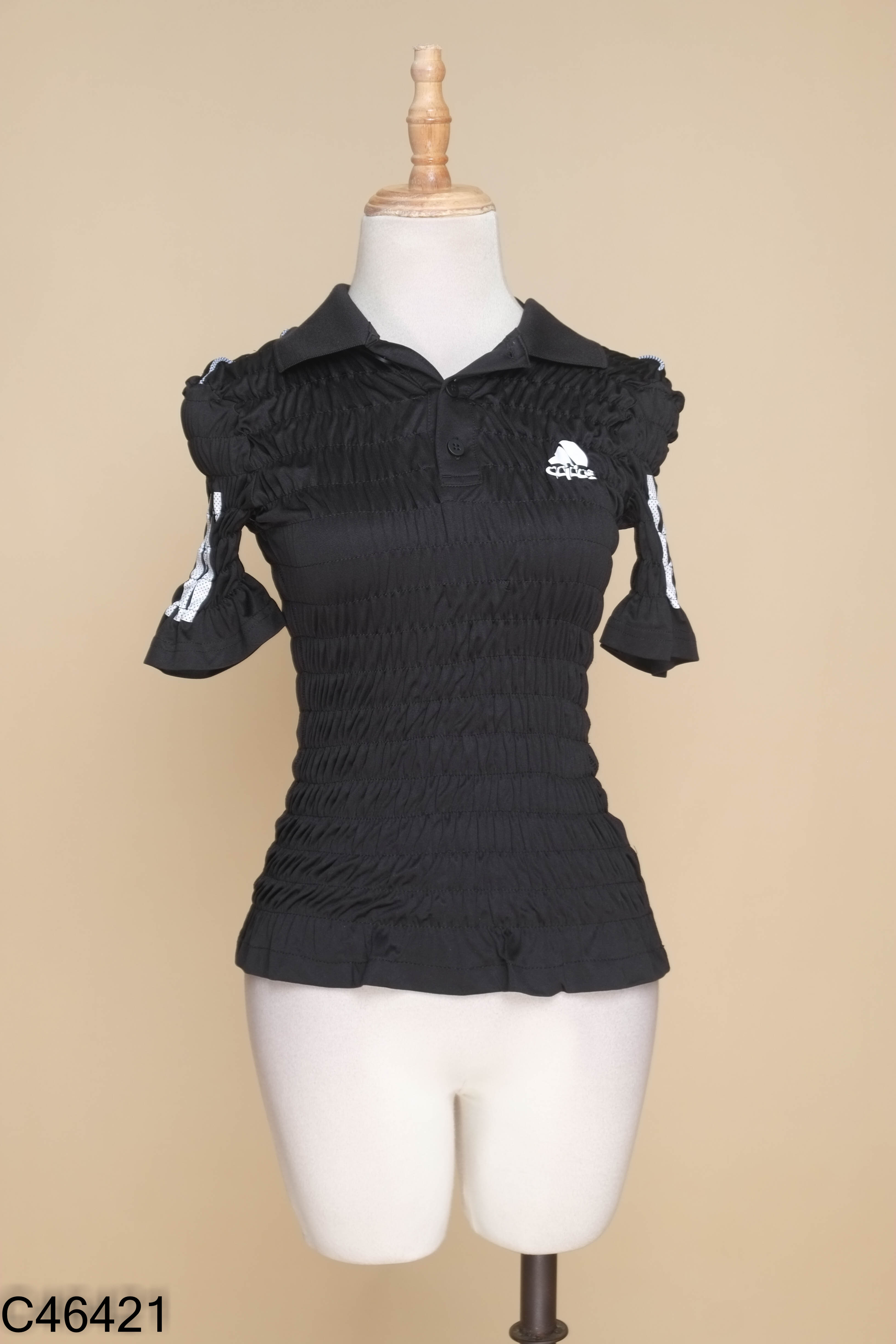 Áo polo đen gấp nhún