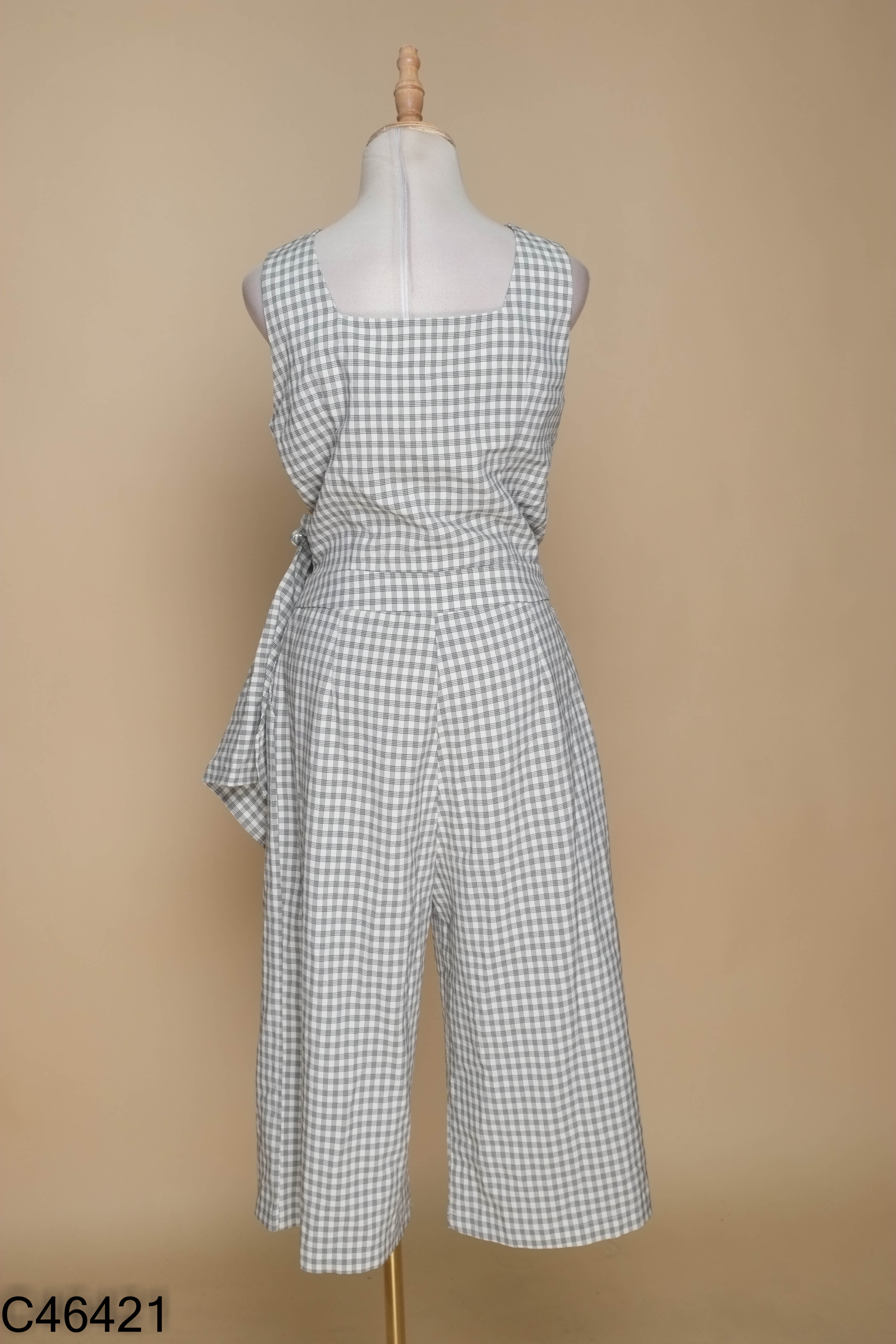 Jumpsuit trắng kẻ đen phối cổ chéo sát nách