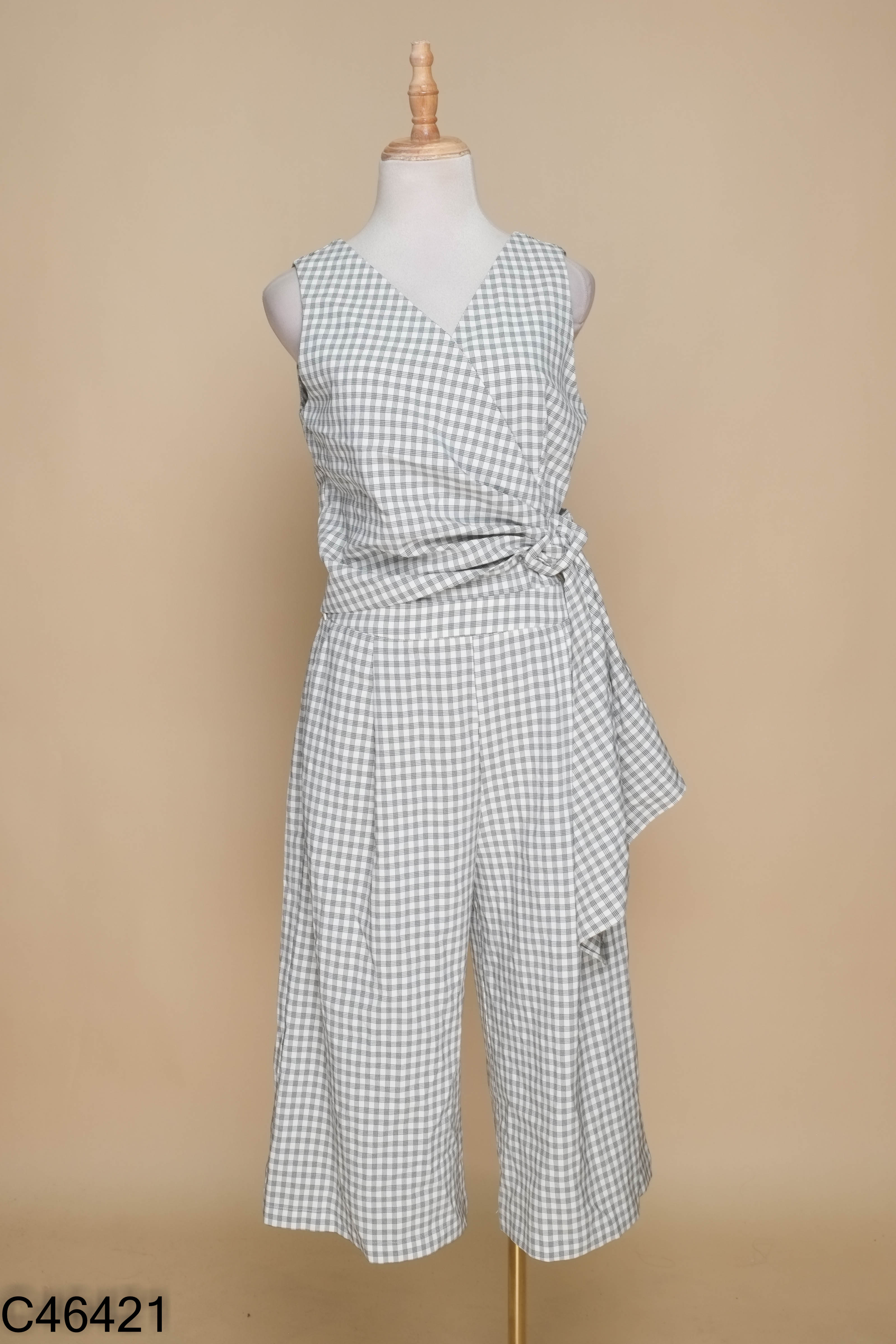 Jumpsuit trắng kẻ đen phối cổ chéo sát nách