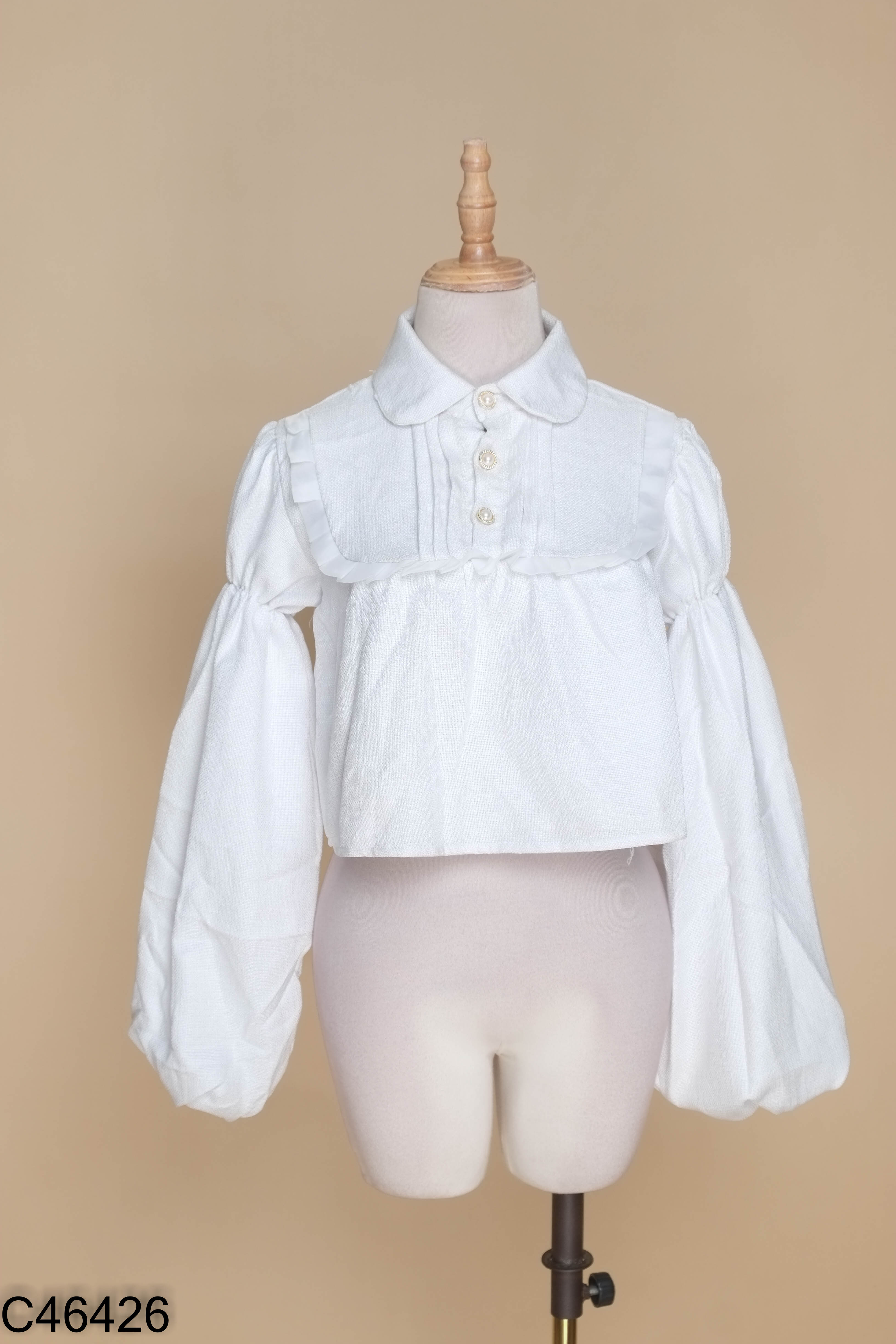 Áo trắng cúc ngọc viền bèo