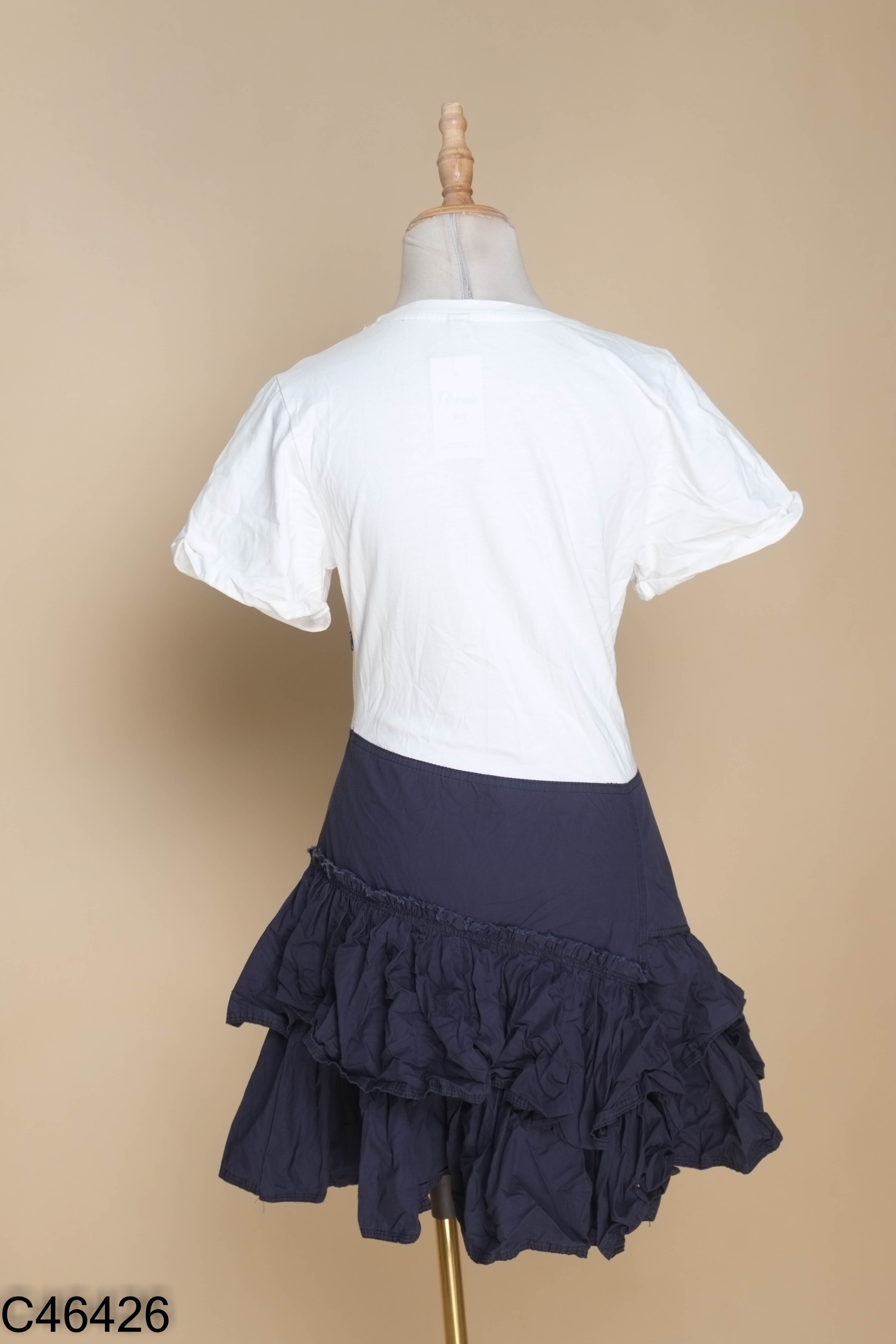 Váy trắng phối xanh than viền bèo