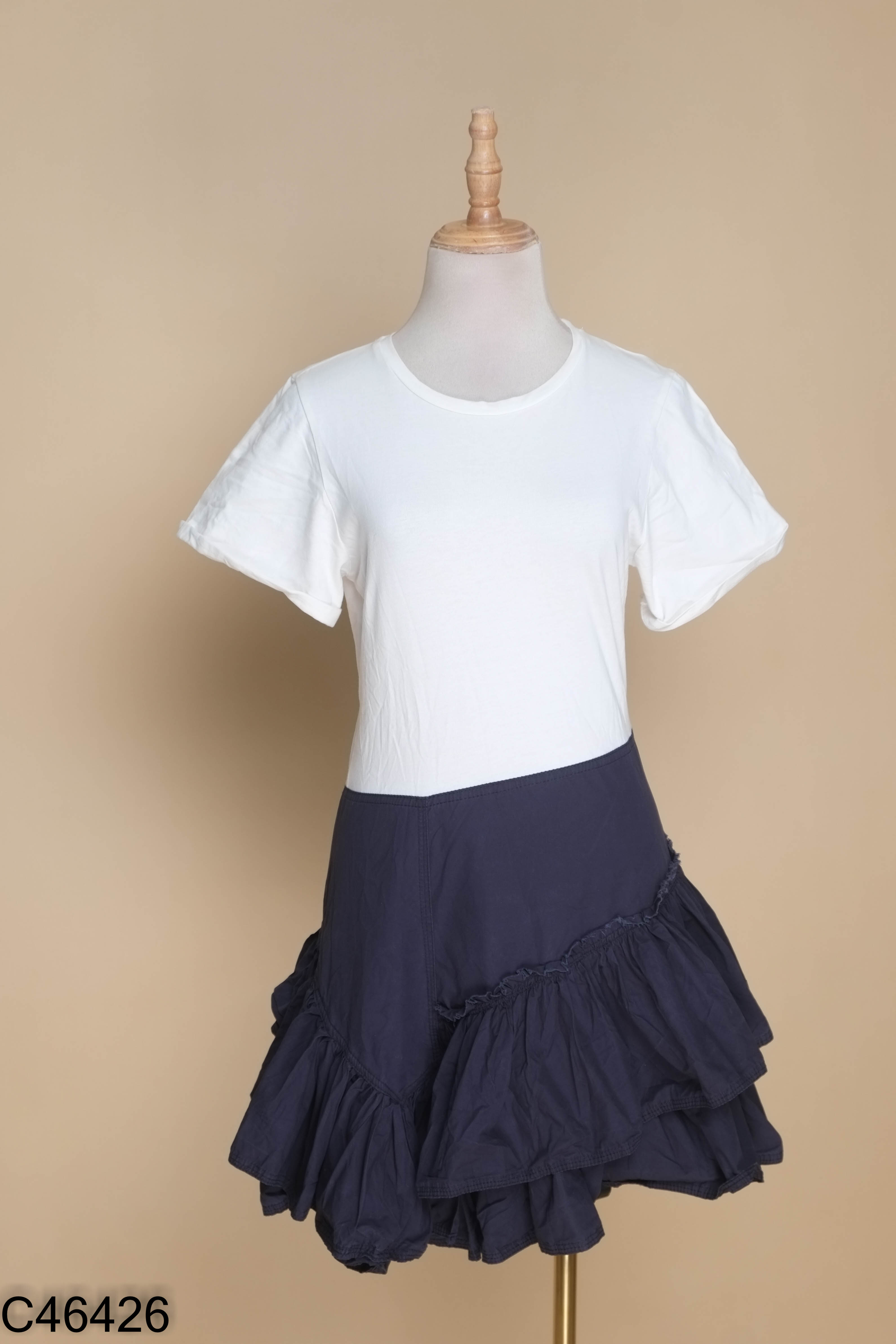 Váy trắng phối xanh than viền bèo