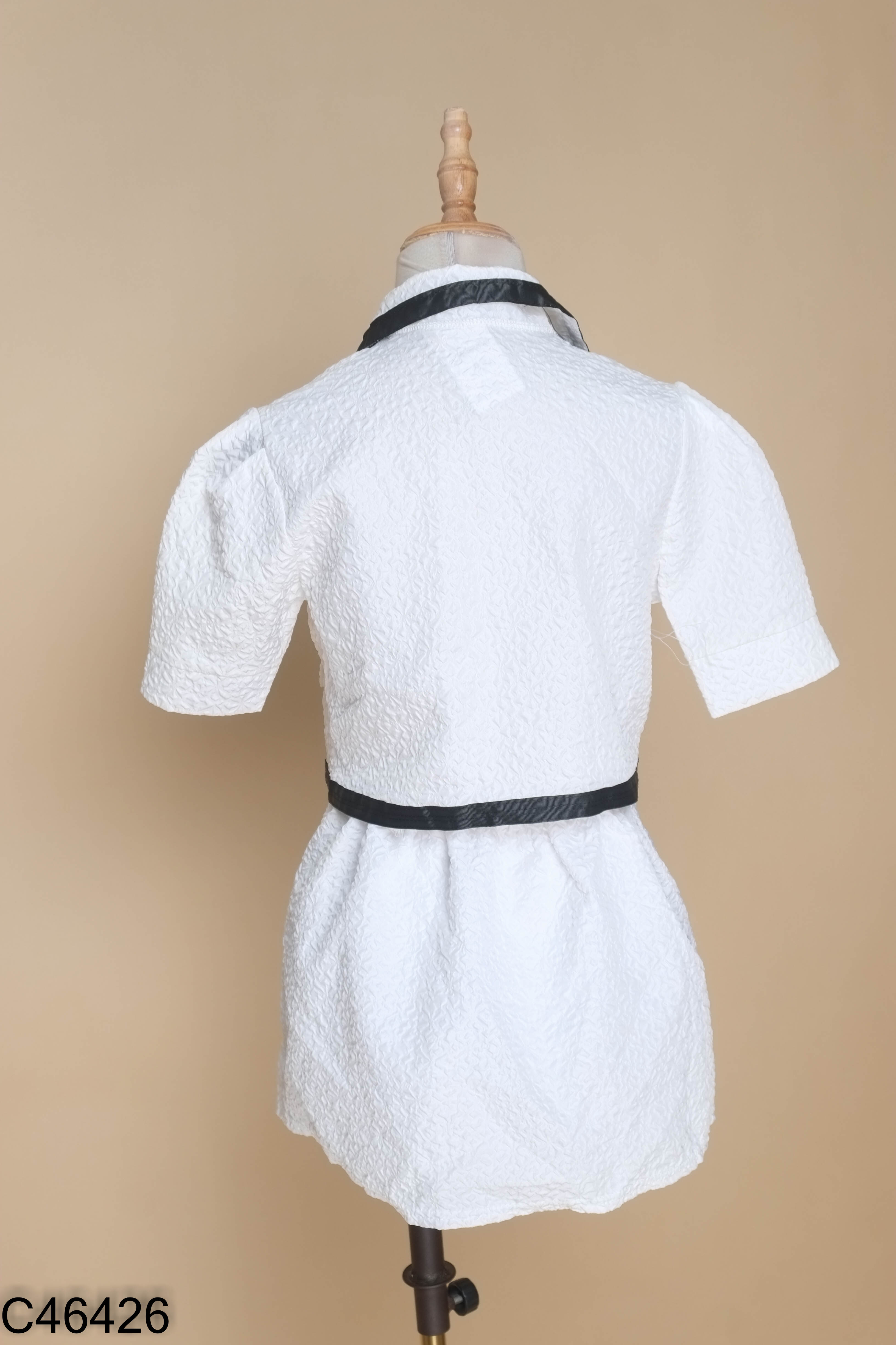 Set Áo trắng viền đen cúc ngọc + chân váy