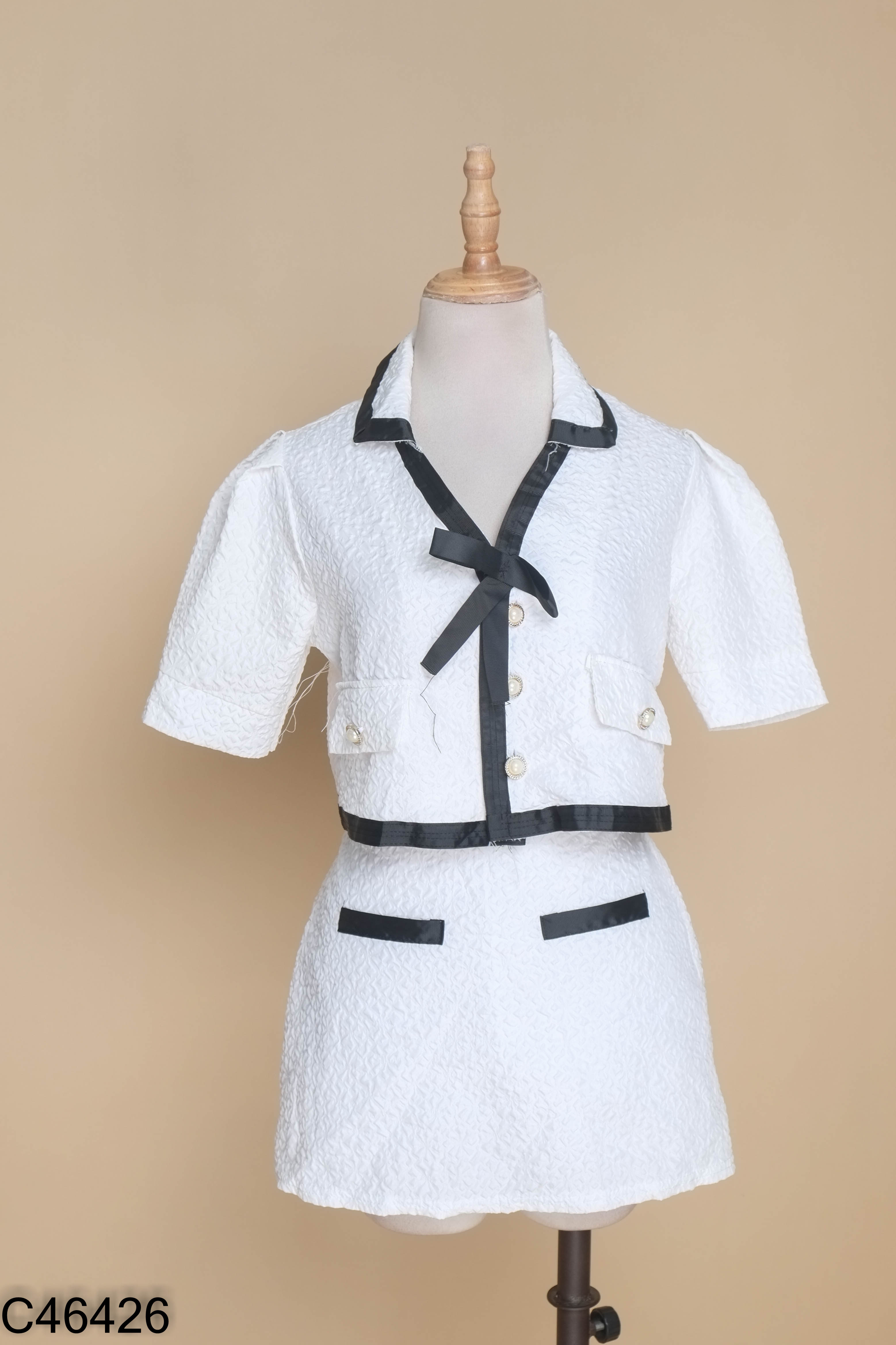 Set Áo trắng viền đen cúc ngọc + chân váy