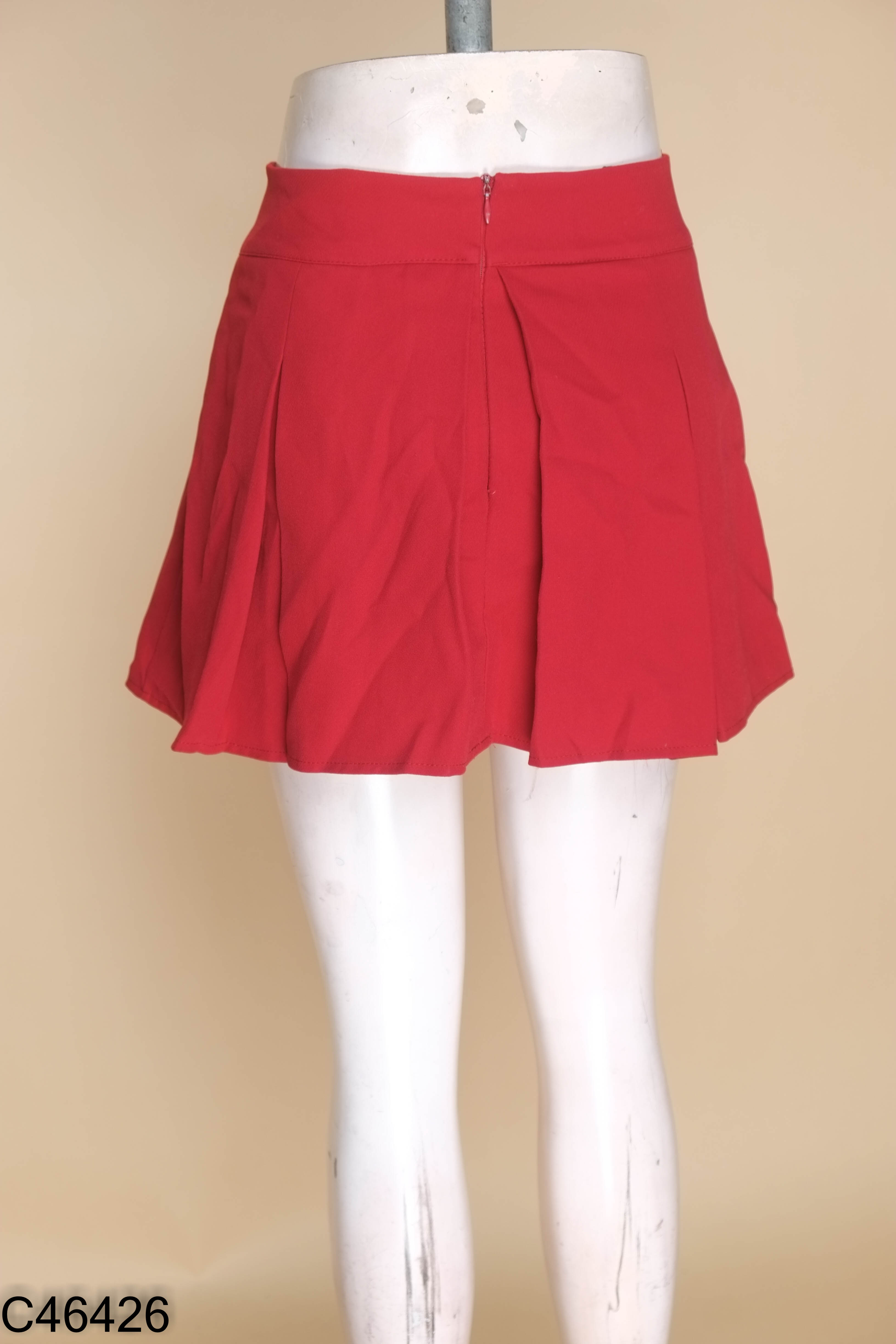 Chân váy đỏ xếp ly