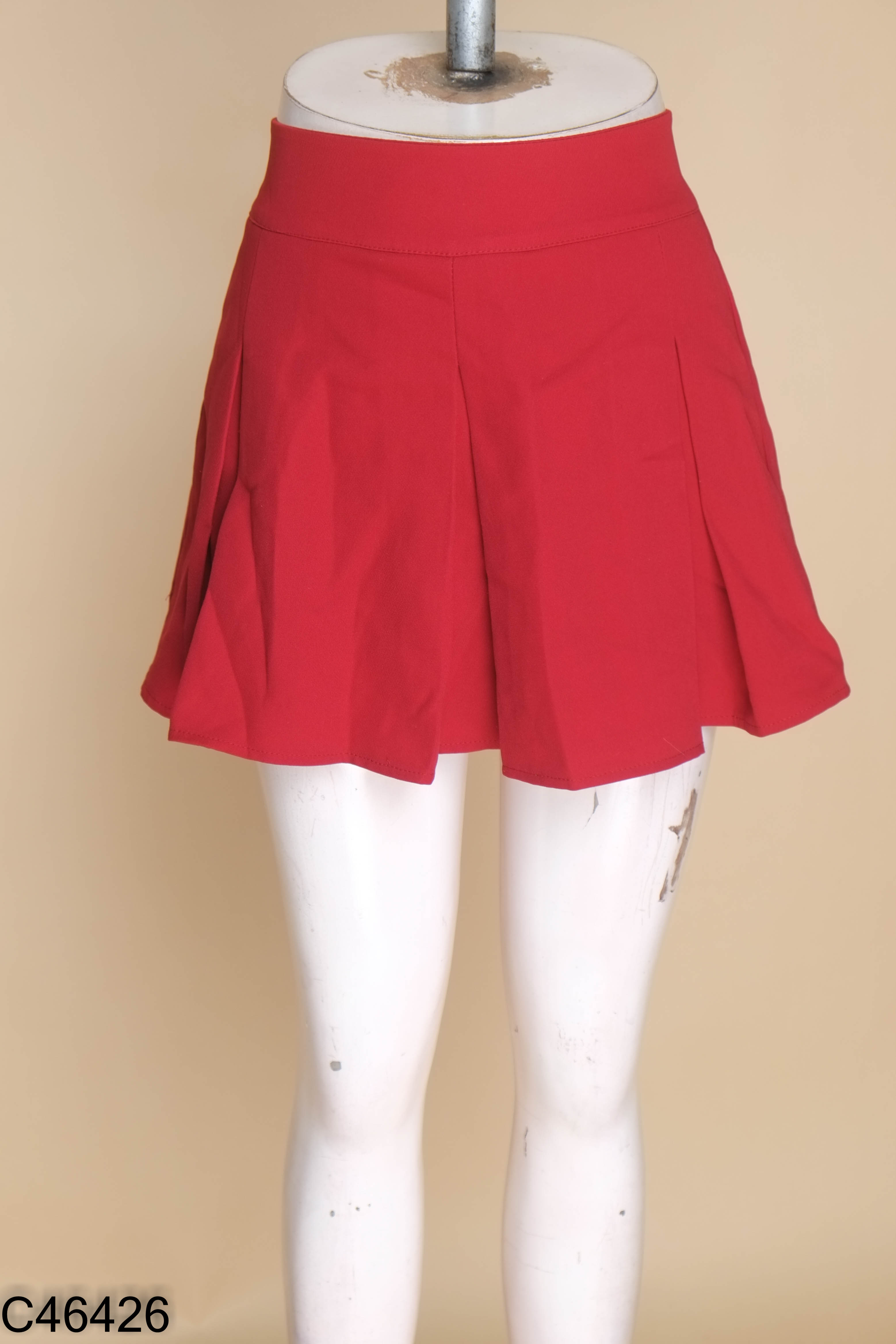 Chân váy đỏ xếp ly