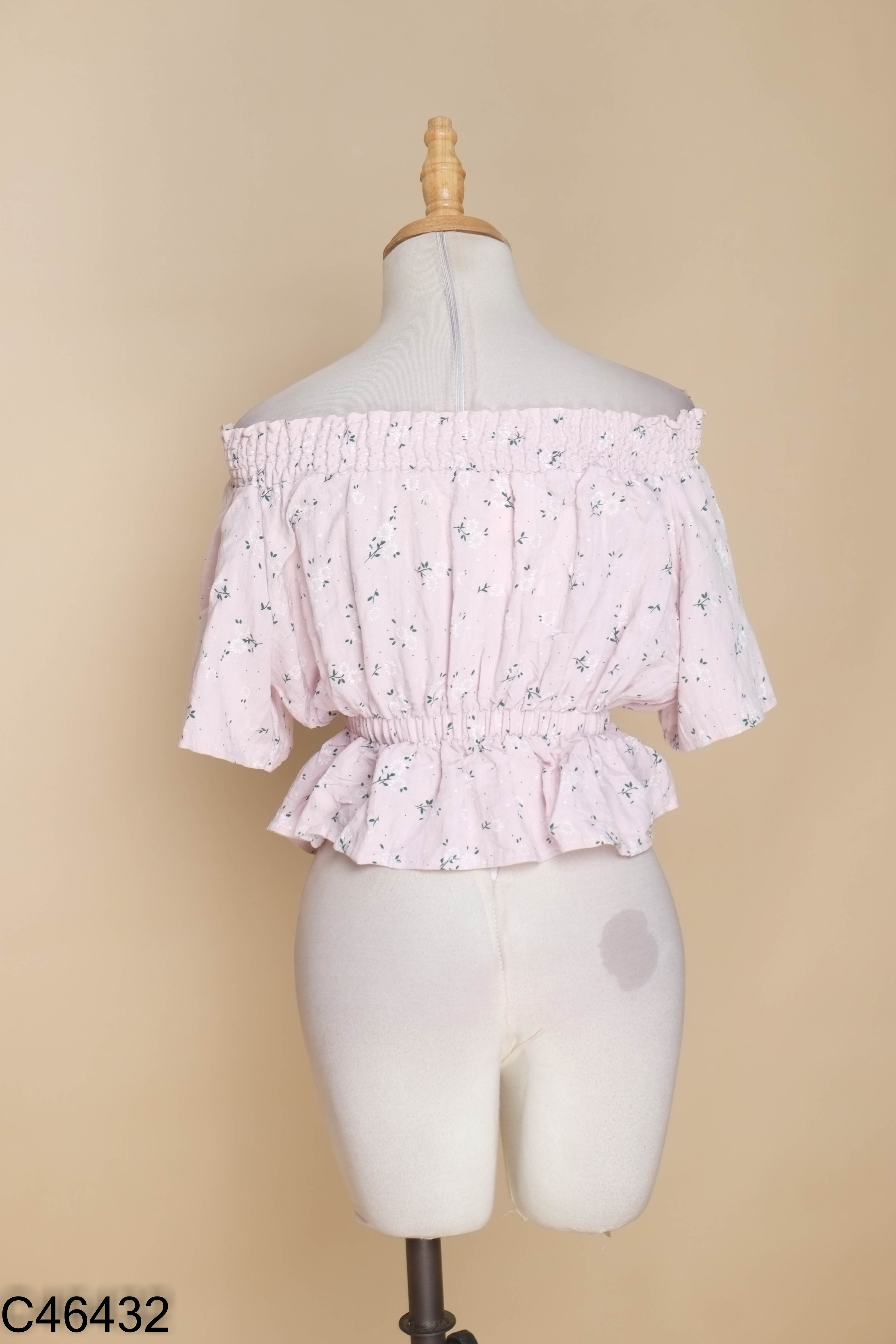 Áo croptop hồng nhún hở vai