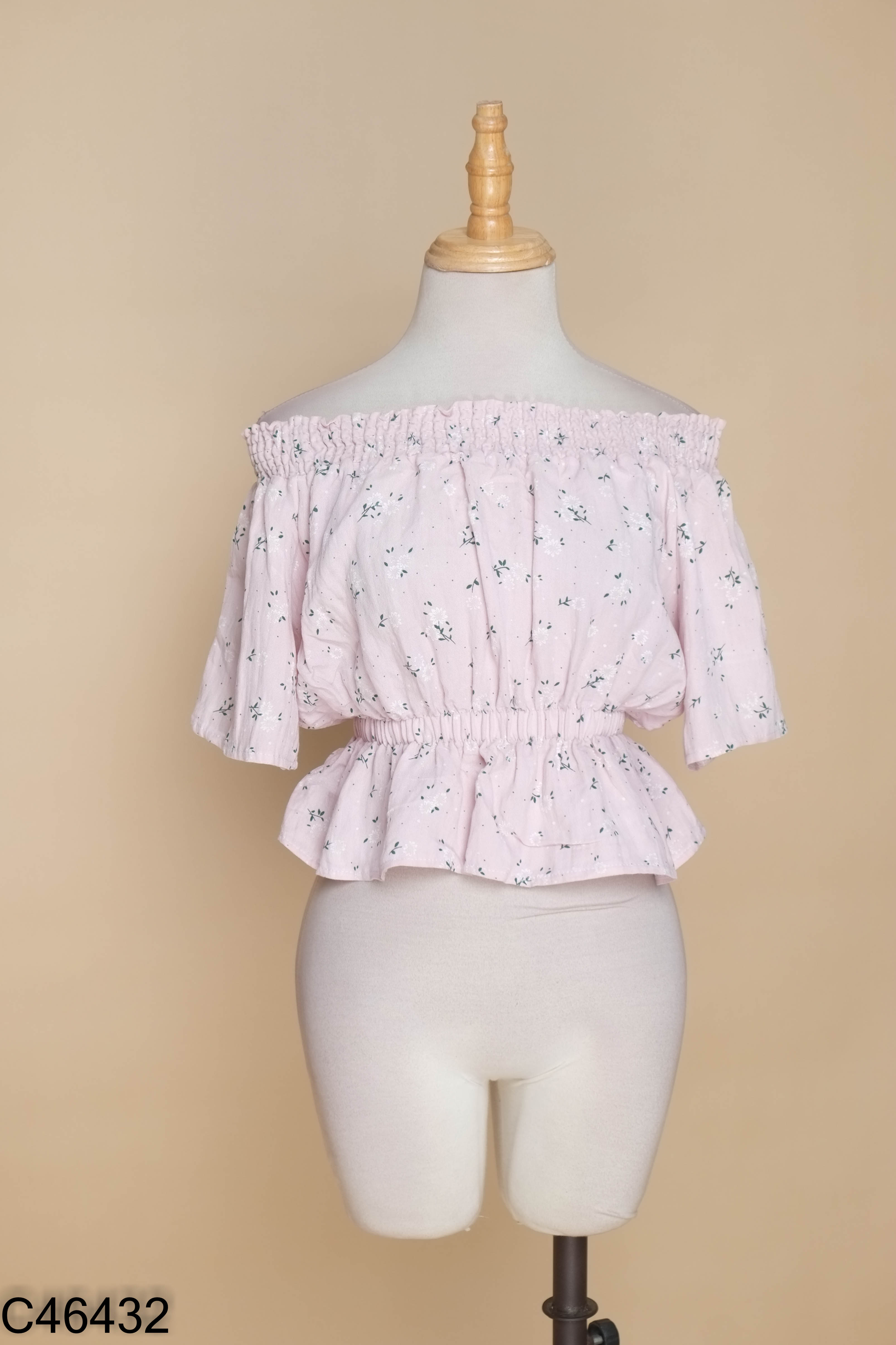 Áo croptop hồng nhún hở vai