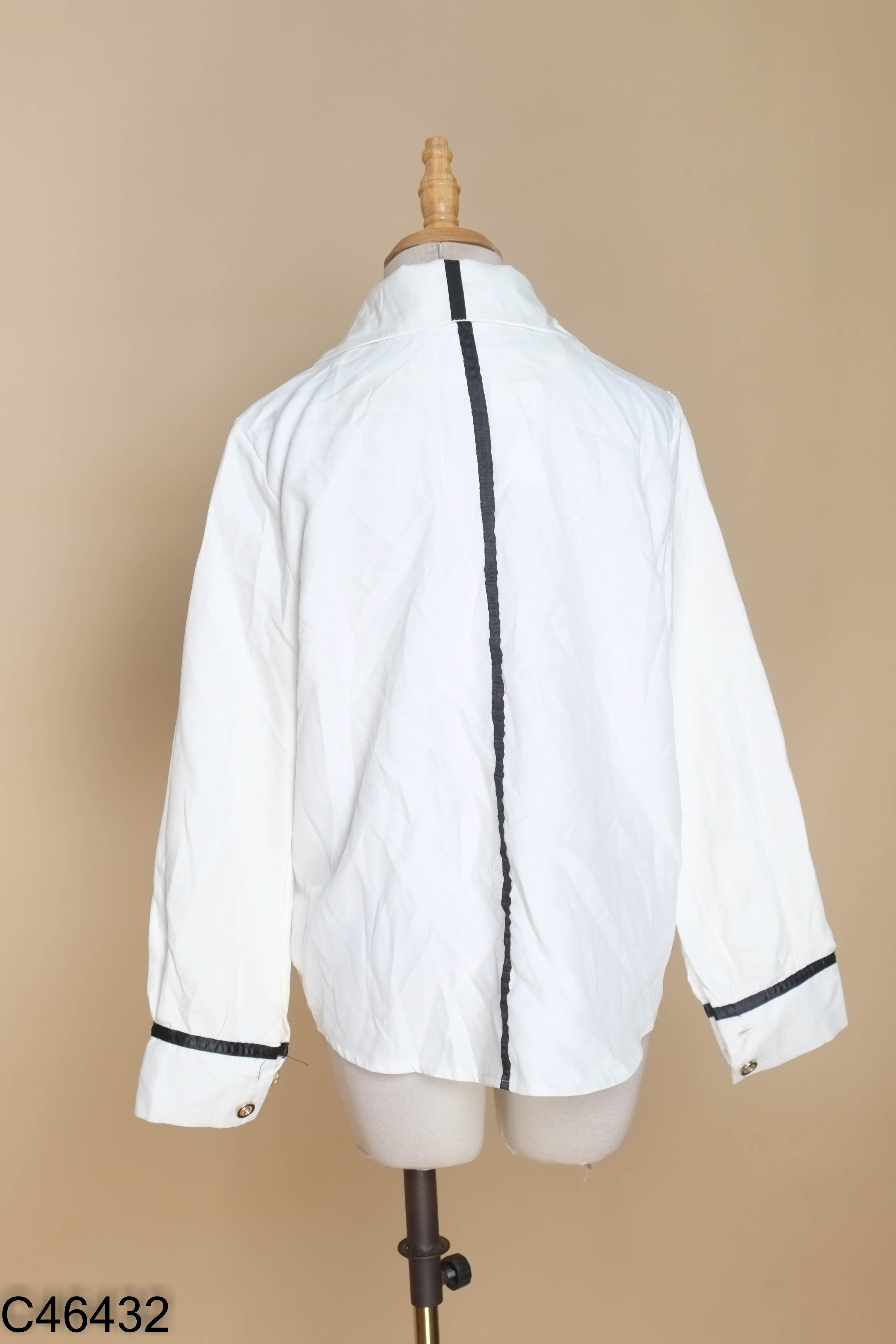 Áo blazer trắng phối kẻ đen