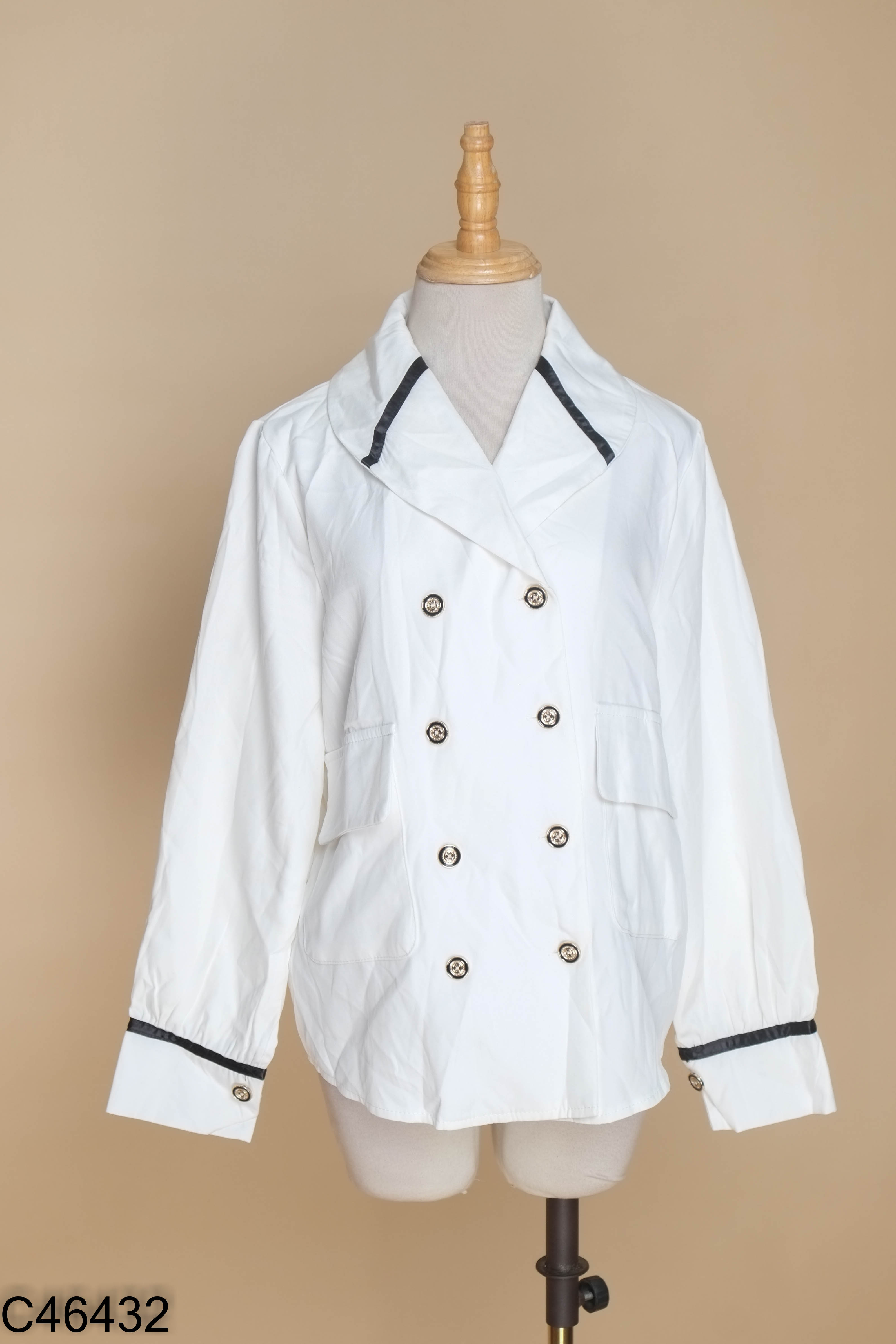 Áo blazer trắng phối kẻ đen