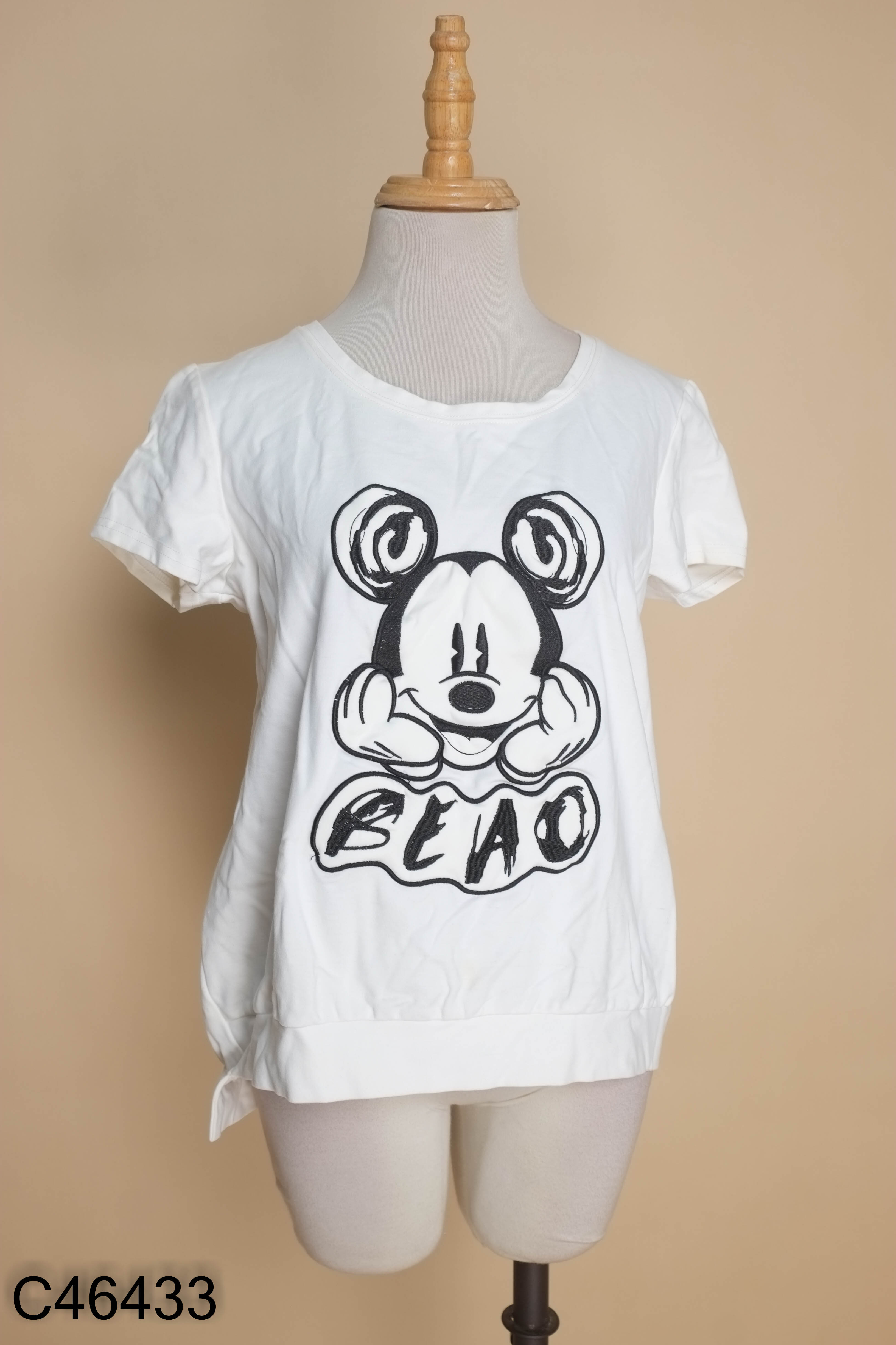 Áo thun trắng thêu mickey