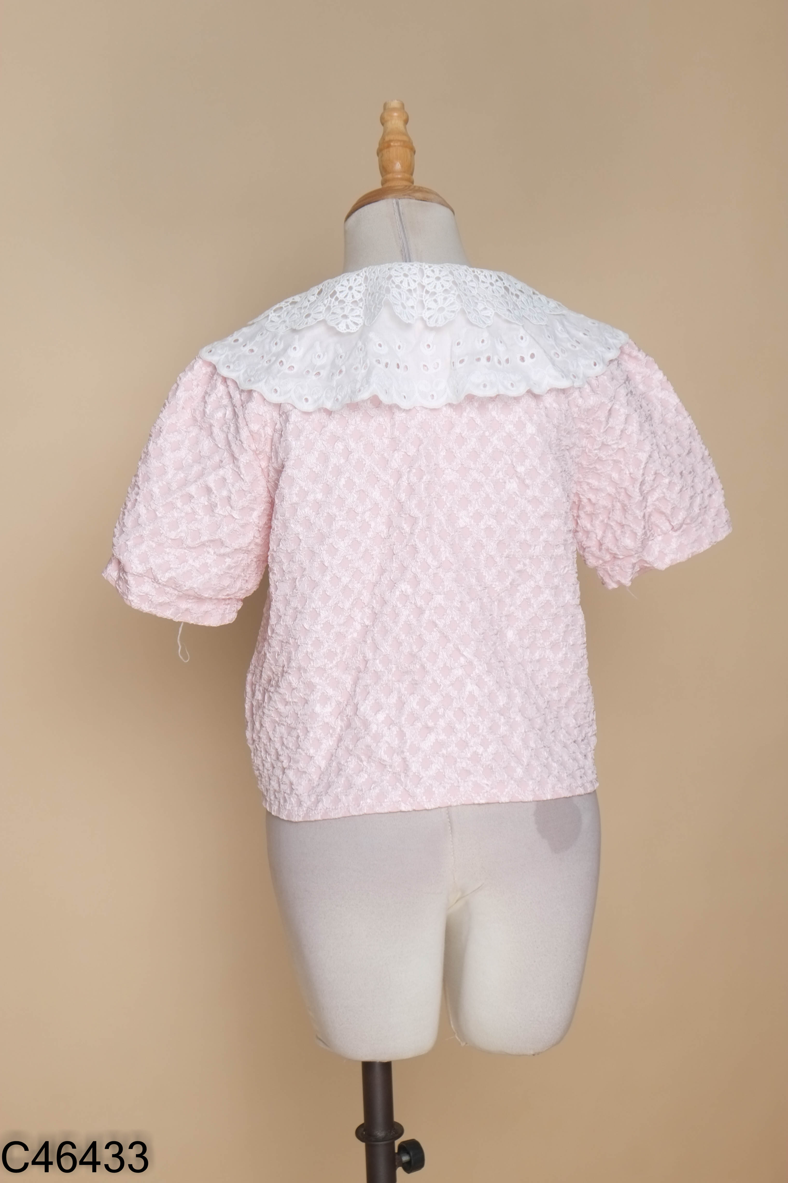 Áo hồng cổ ren trắng đính khuy