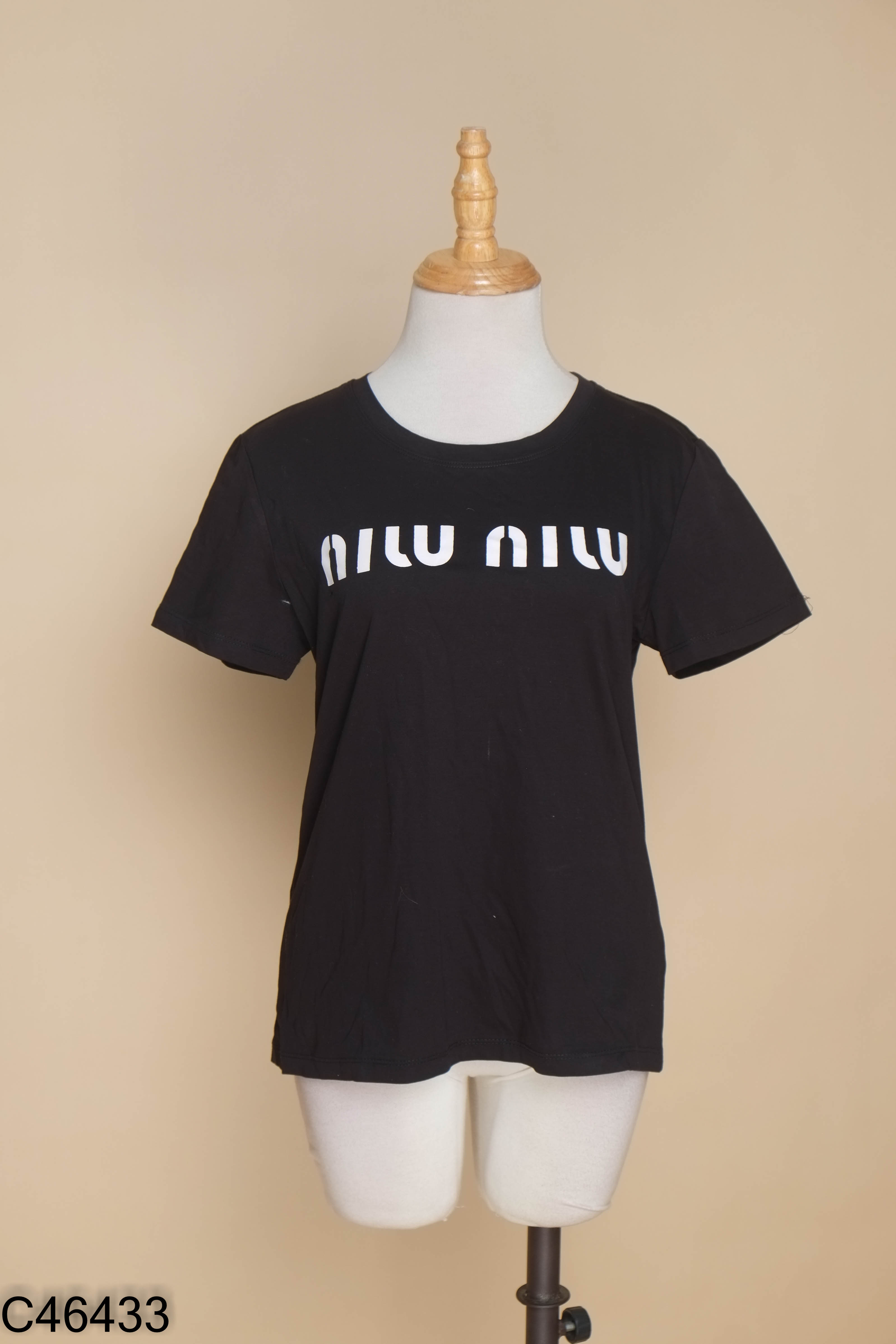 Áo thun đen MIUMIU