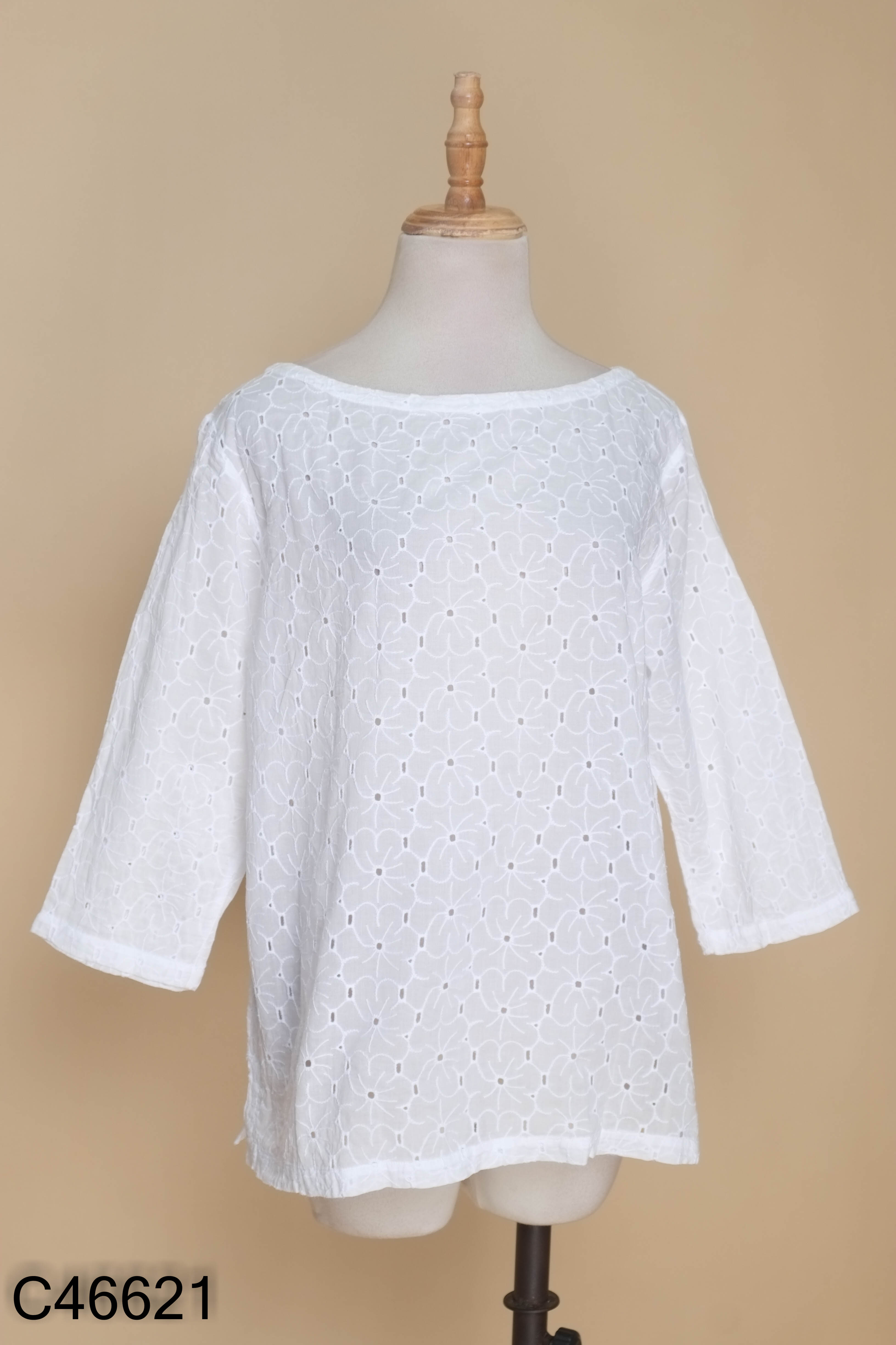 Áo thô thêu UNIQLO trắng