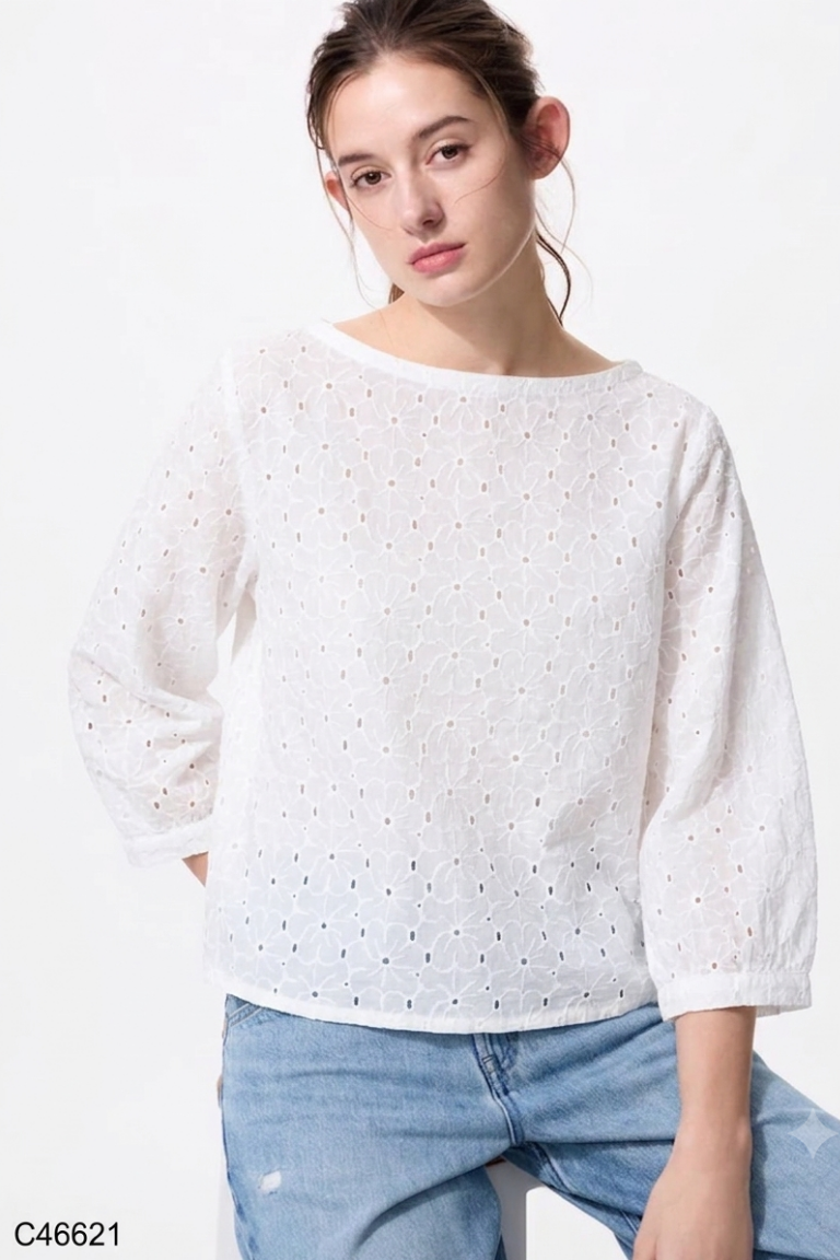 Áo thô thêu UNIQLO trắng