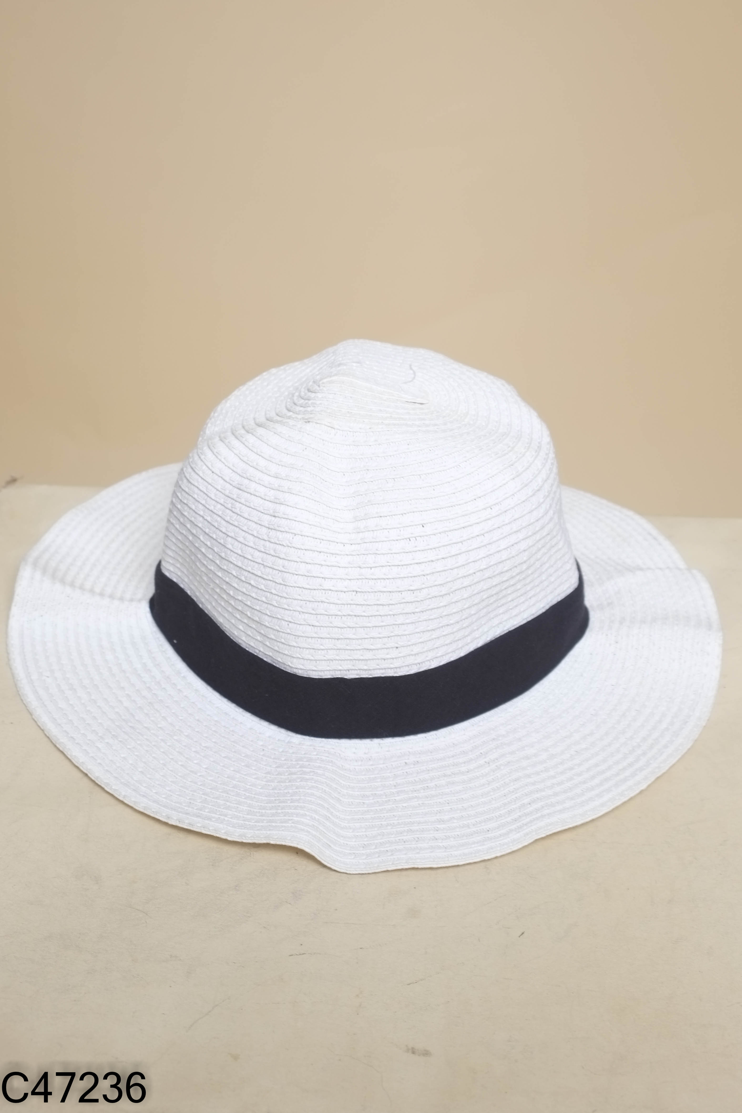 Mũ ZARA trắng mix đen