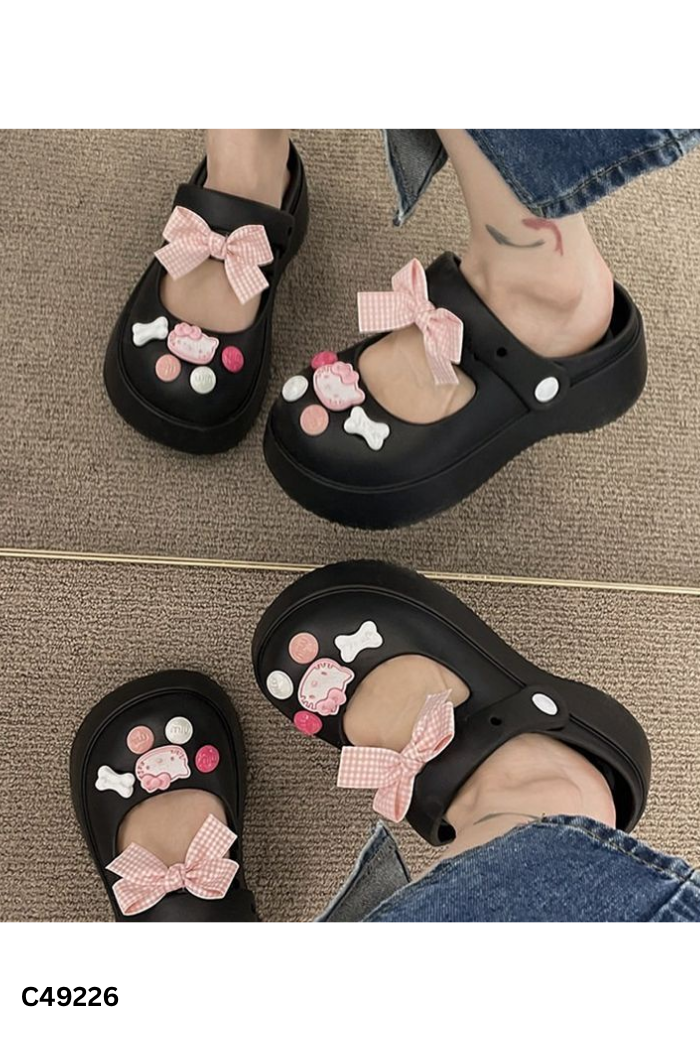 Dép đen đính nơ hồng