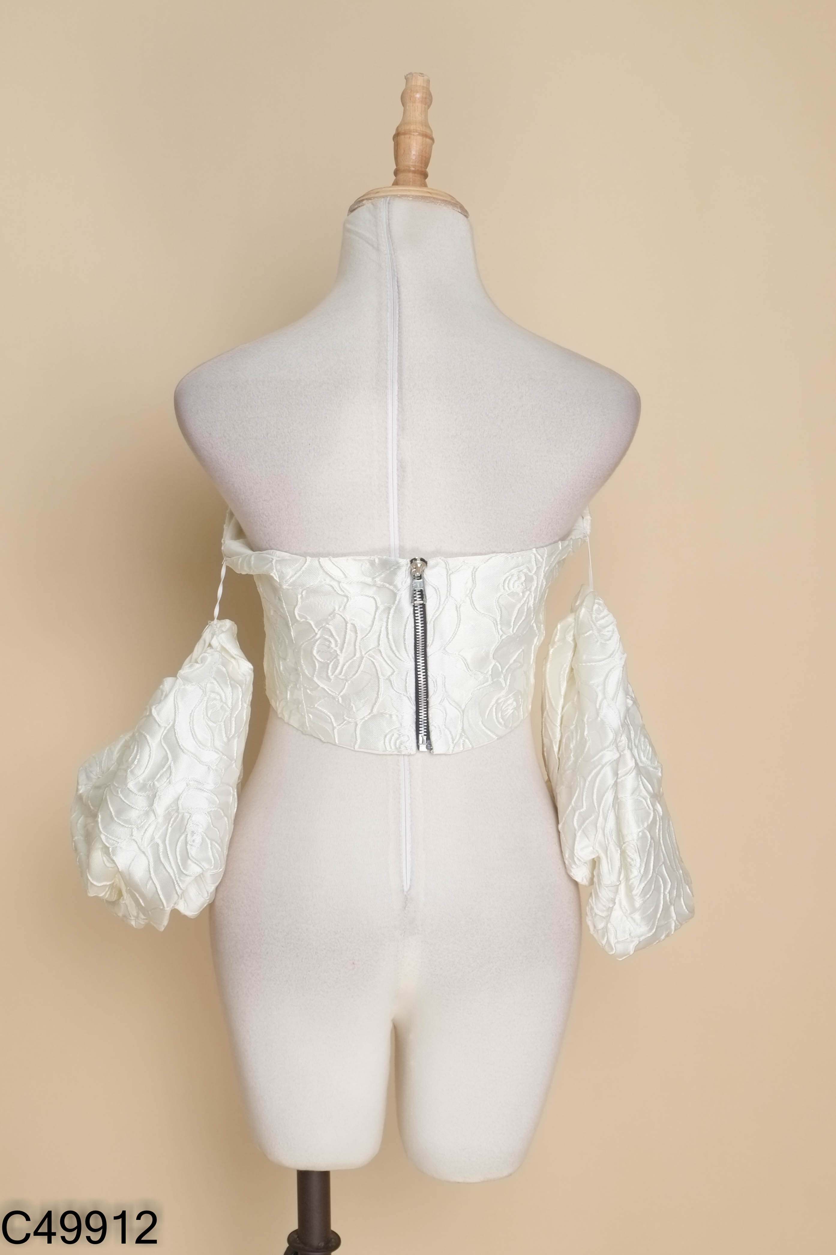 Áo croptop be họa tiết hoa nổi tay phồng