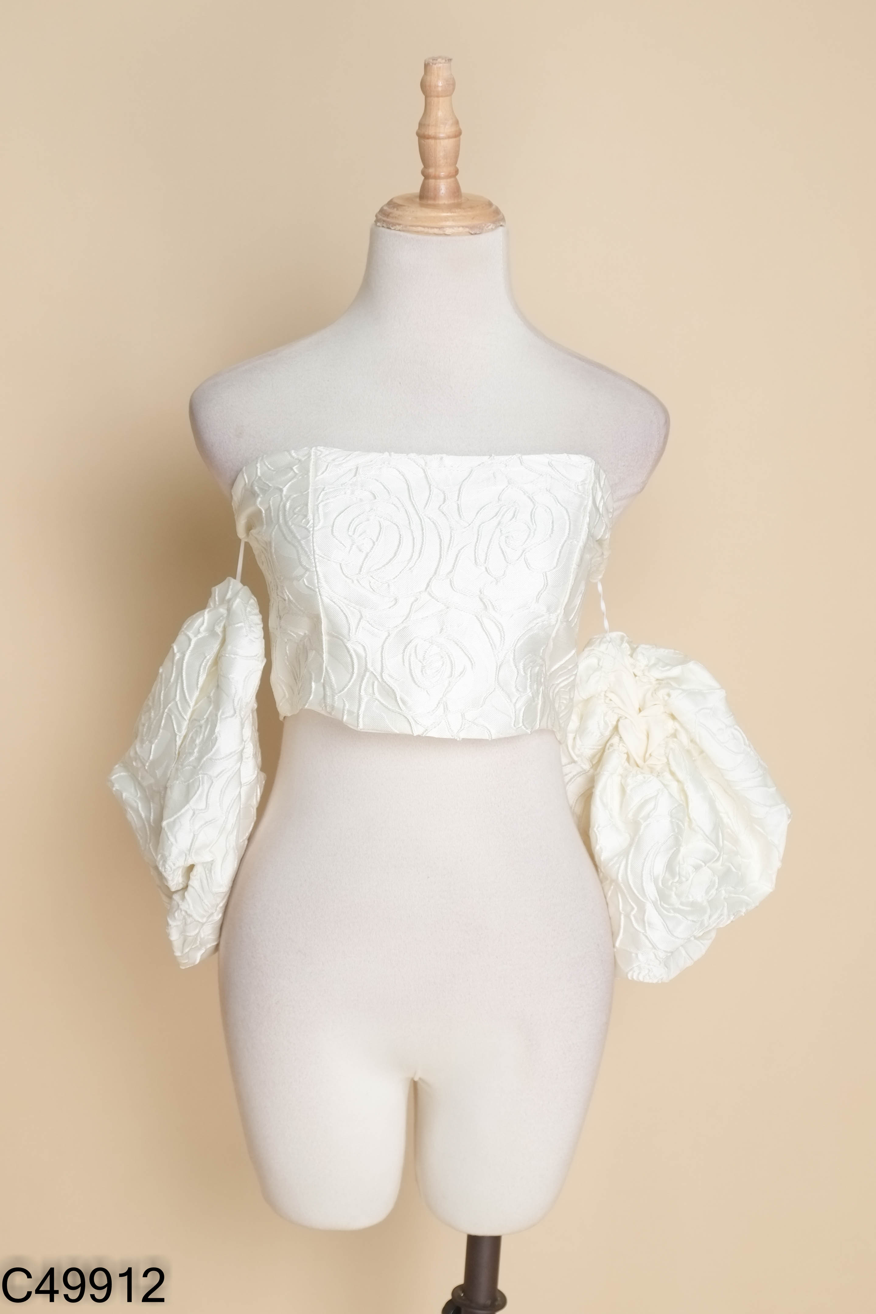 Áo croptop be họa tiết hoa nổi tay phồng