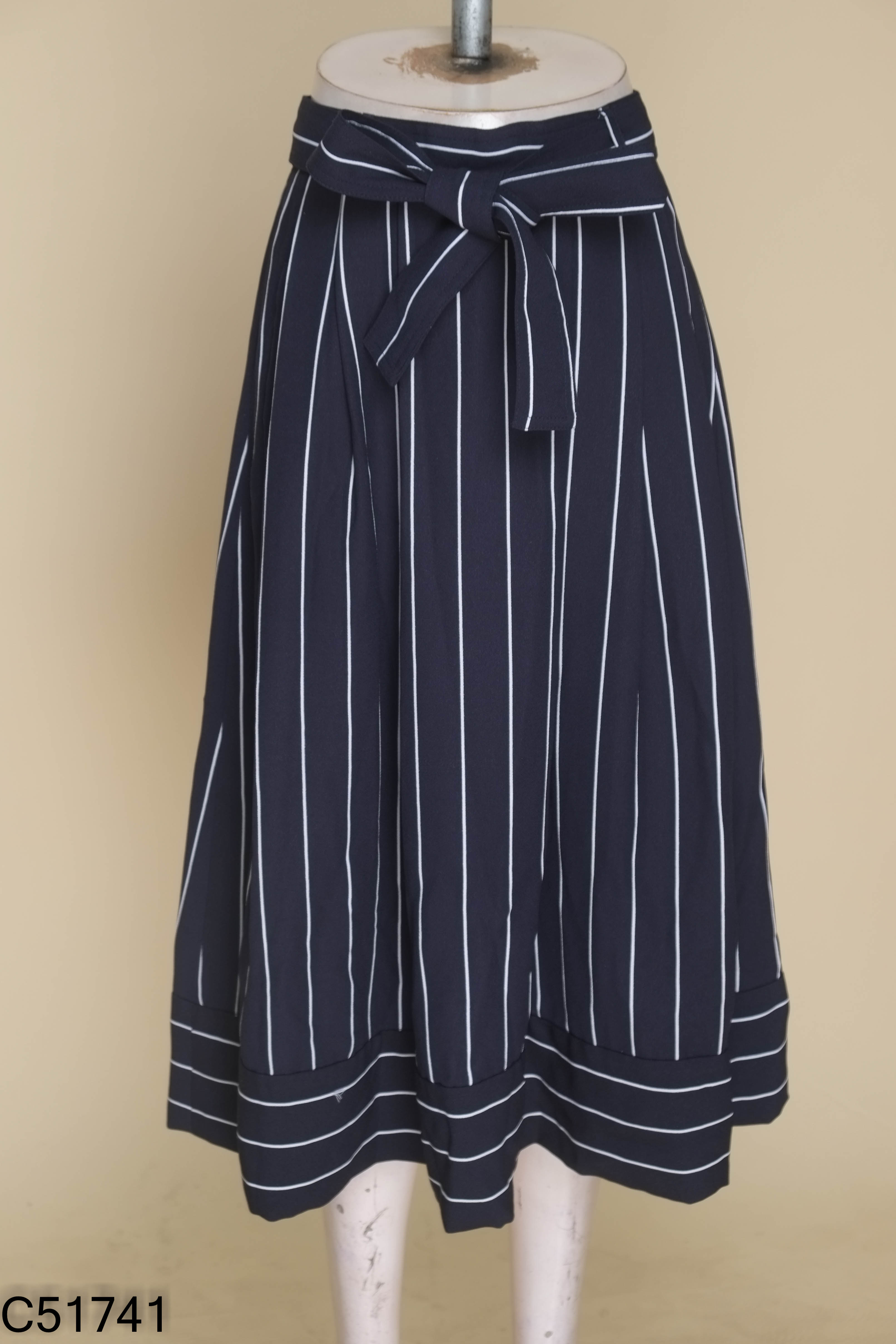Chân váy BANANA REPUBLIC xanh kẻ trắng