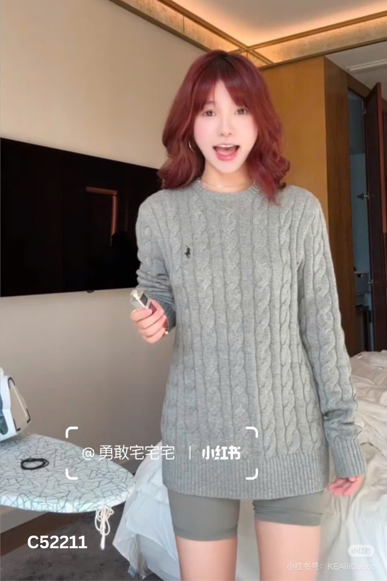 Áo len xám thêu ngựa