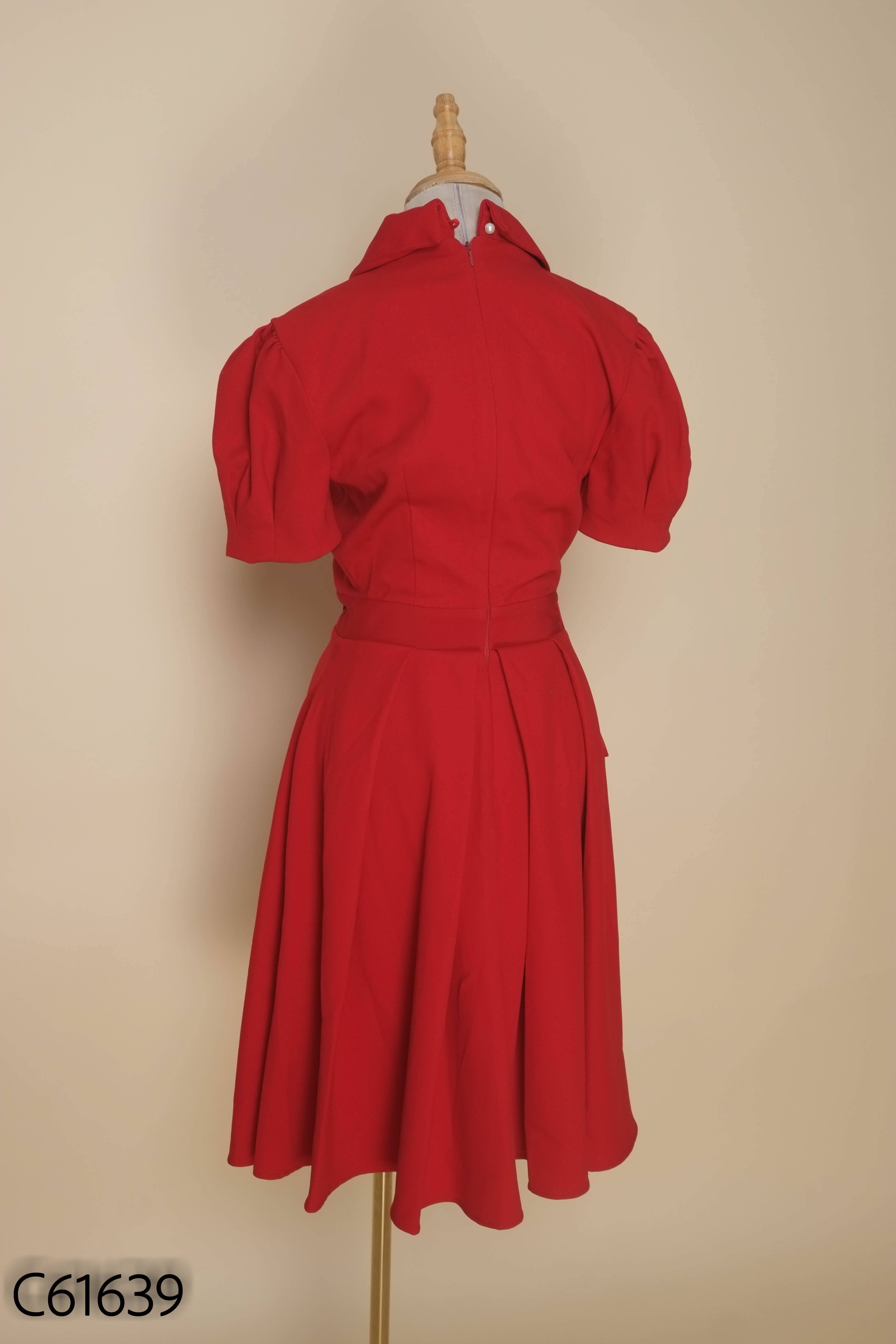 Váy đỏ cổ vest