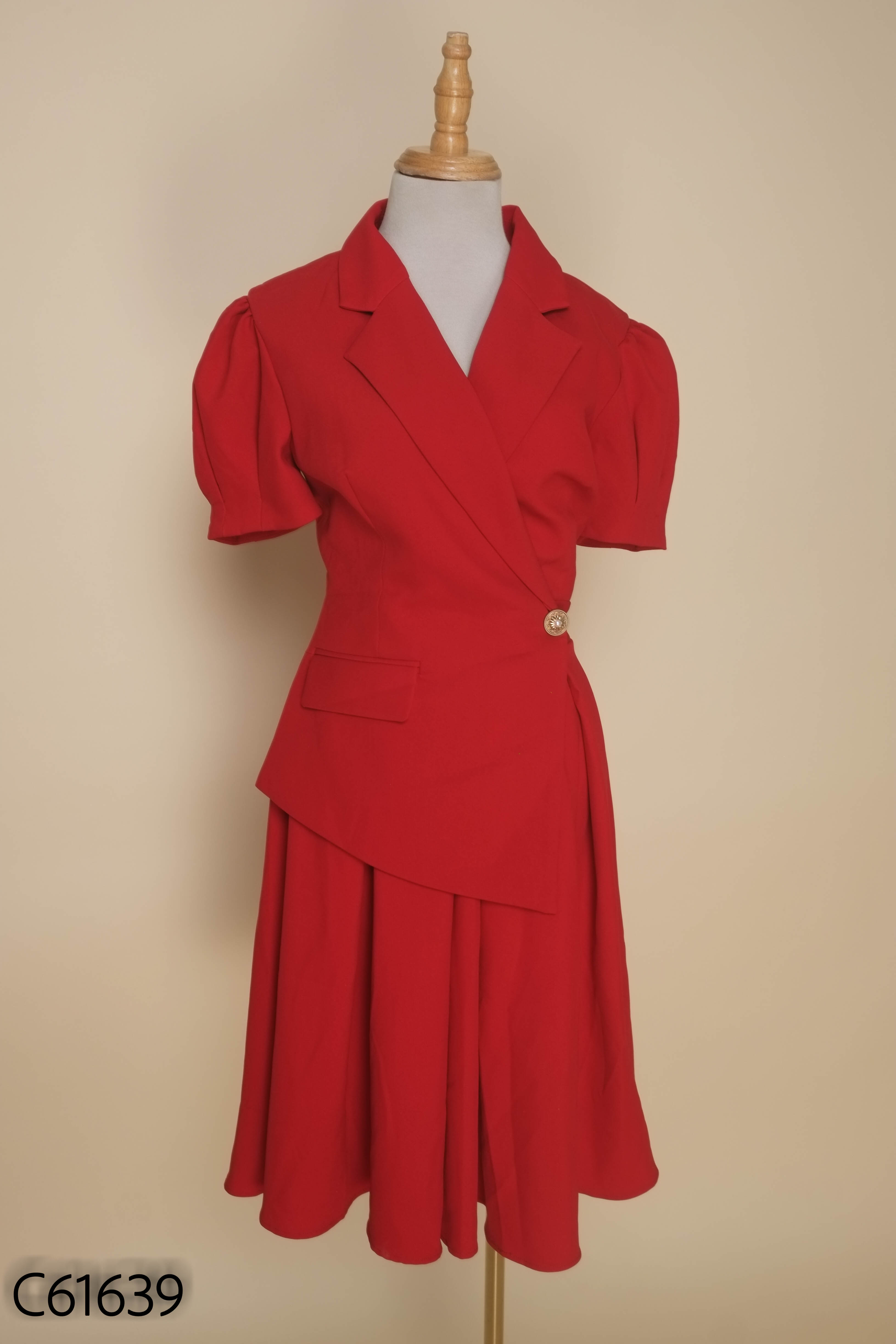 Váy đỏ cổ vest