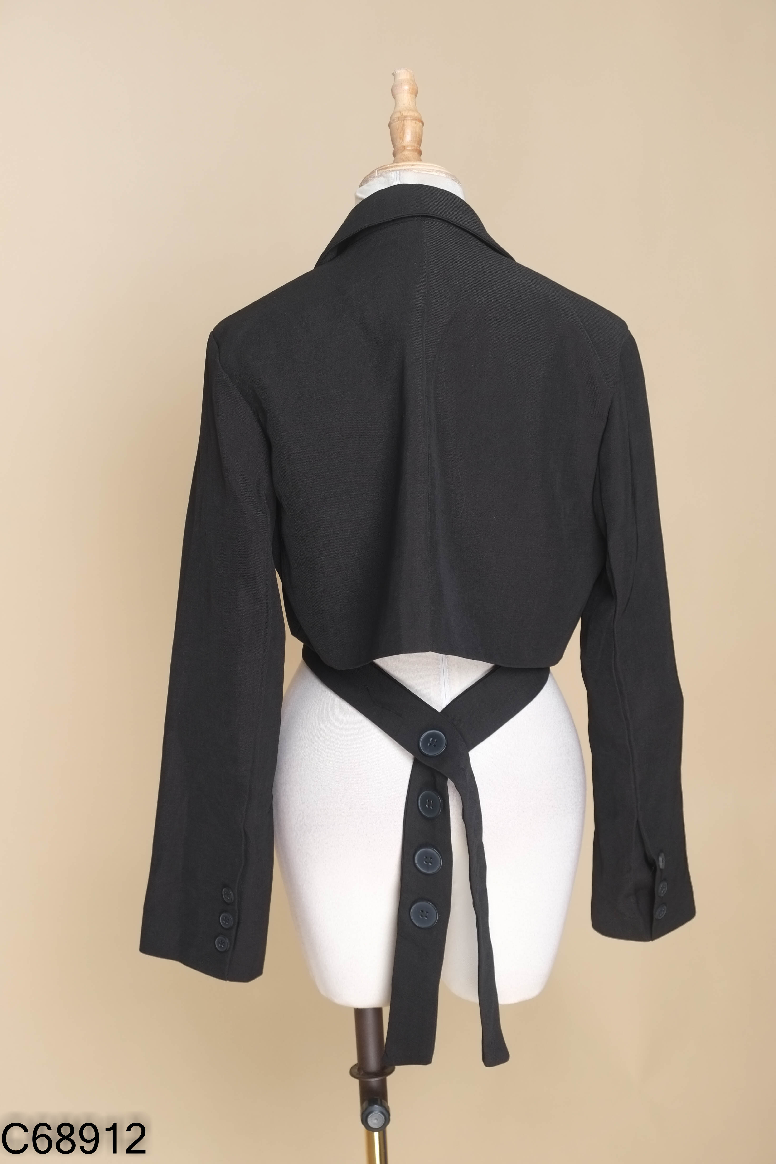 Áo đen cổ vest dáng crotop buộc dây